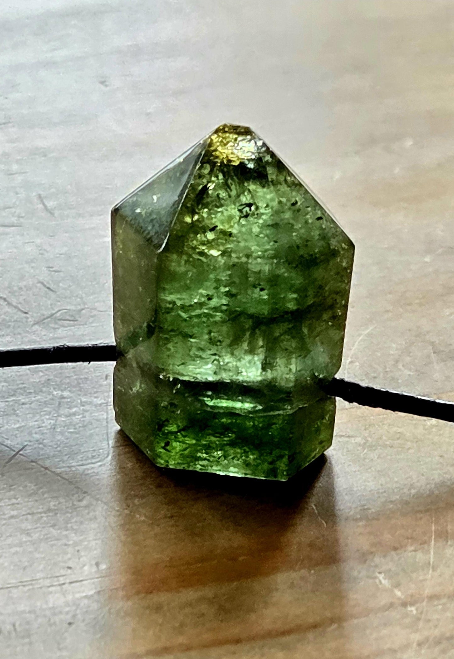 Atemberaubender Verdelith grüner Turmalin grün mit gelber Spitze, Anhänger, 30 x 19 x 14 mm, gebohrt, an verstellbarem Lederband