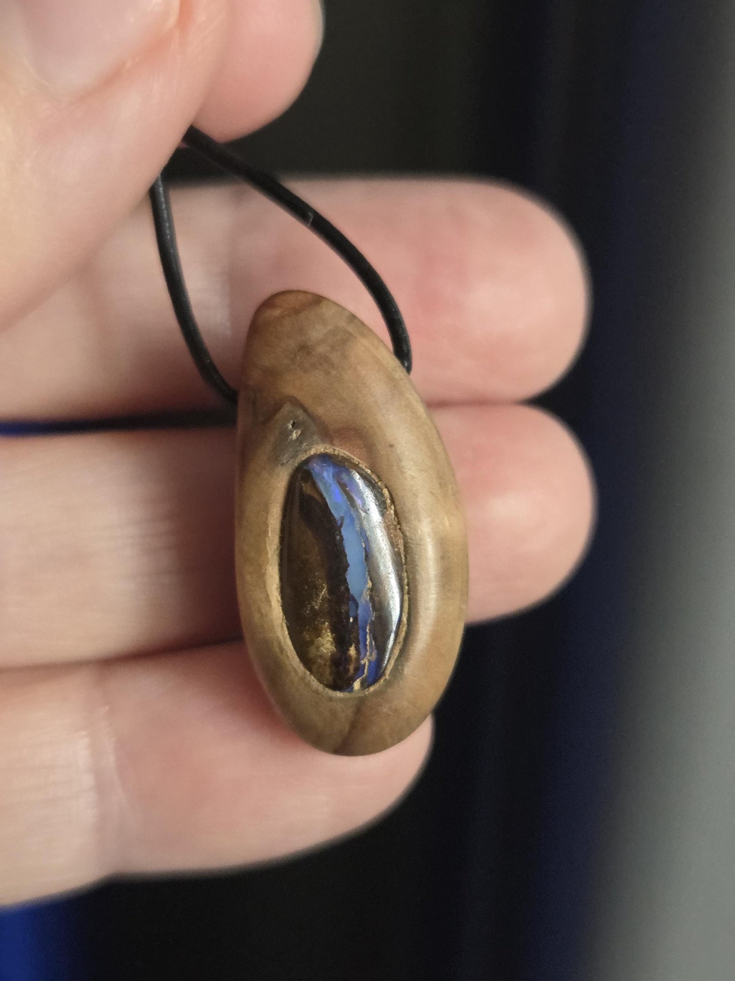 Kleine Baumperlen Anhänger der Eiche mit Boulder Opal, Holz Anhänger mit Edelstein, 29 x 14 x 9 mm, an verstellbarem Lederband