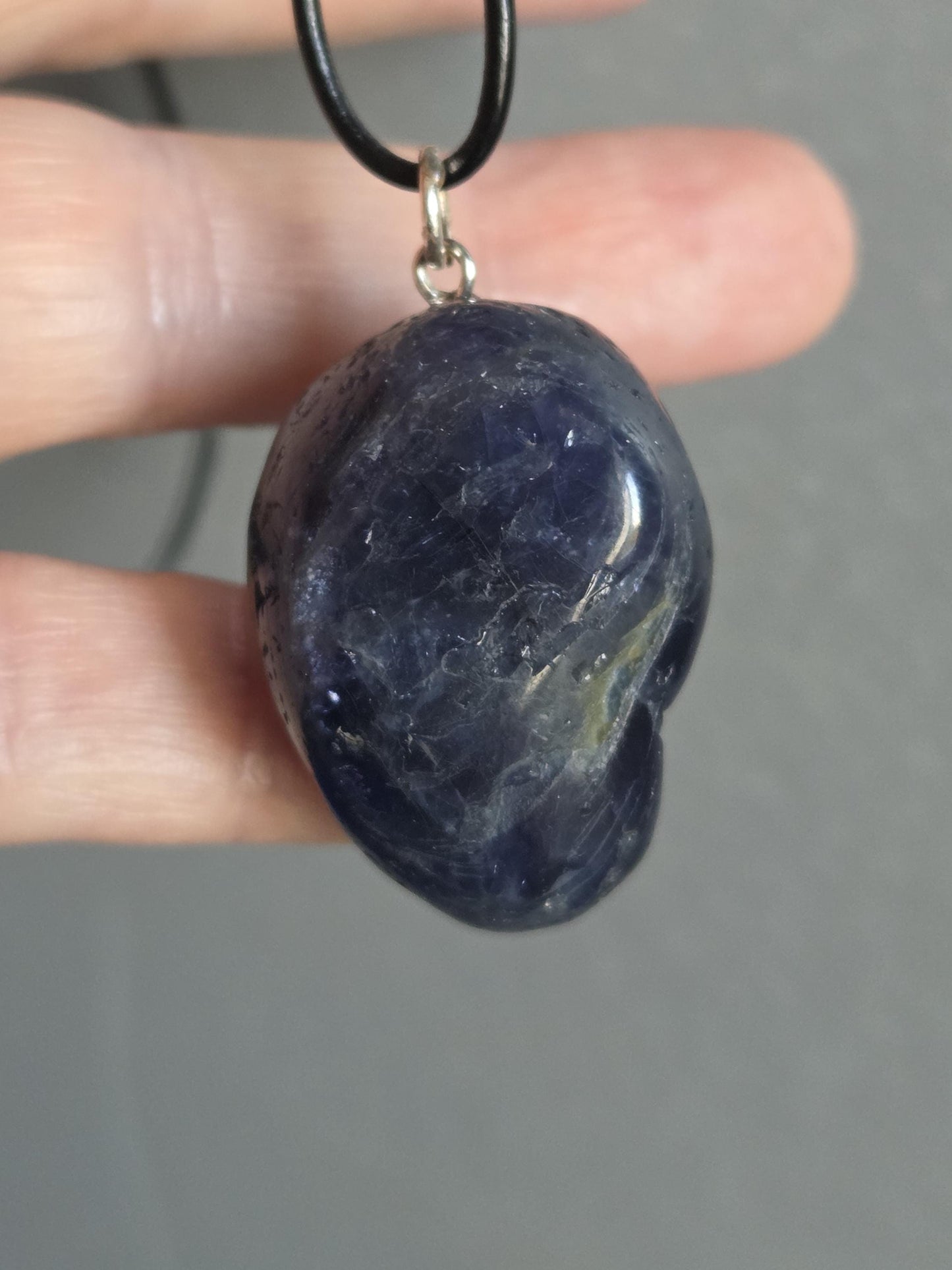 Wassersaphir Iolith Herz Anhänger, 25 x 21 x 10 mm, gebohrt, an verstellbarem Lederband