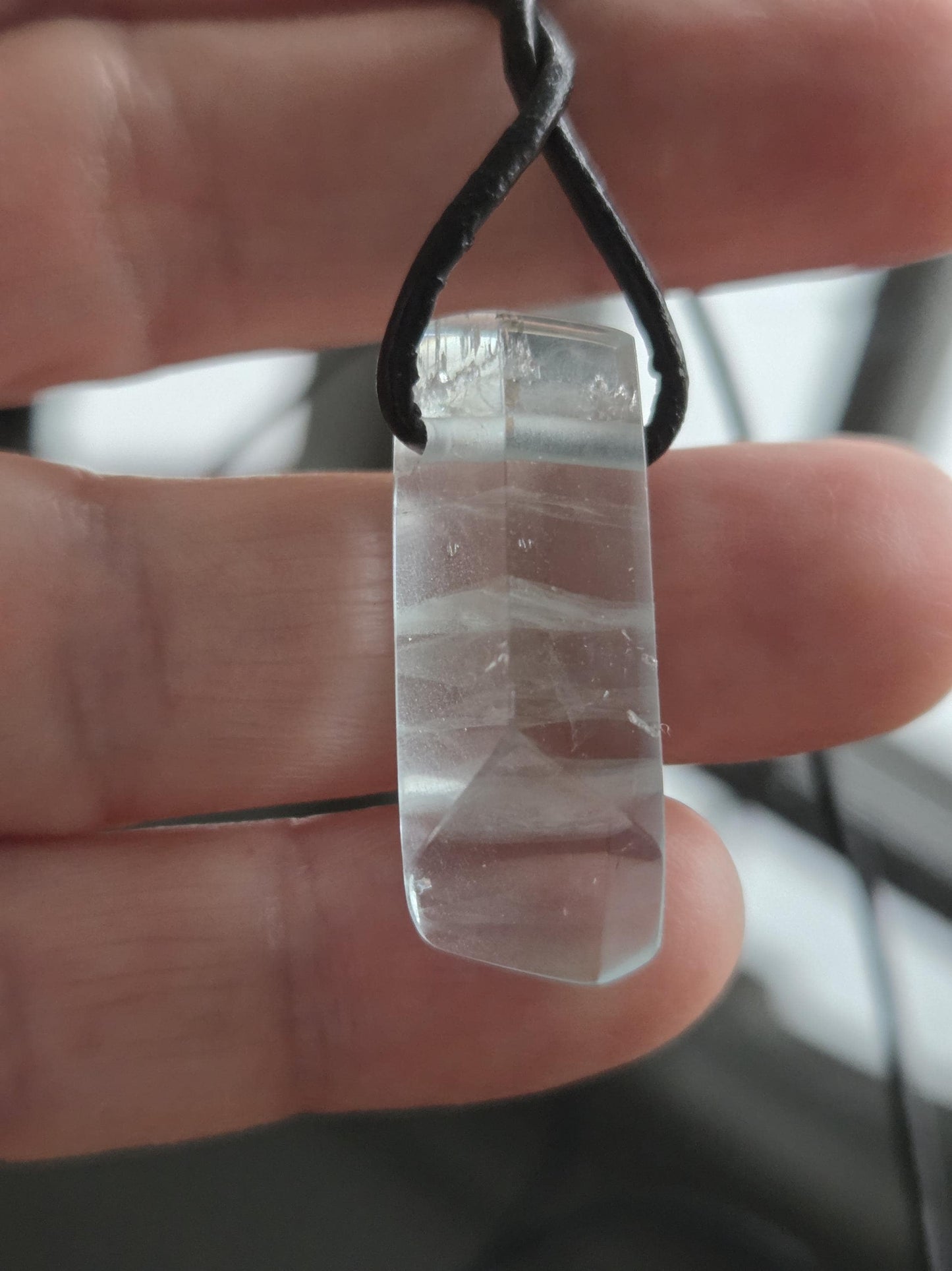 Aquamarin Stäbchen Beryll Rohstein Farbe blau Anhänger 30 x 13 x 9 mm, gebohrt, am Lederband, 5 39 g., 26,95ct.