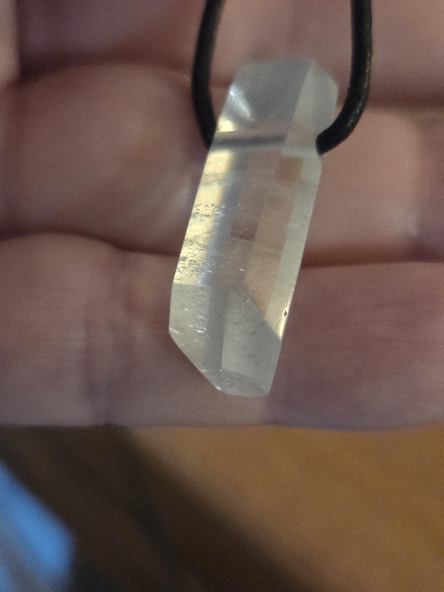 Aquamarin Stäbchen Beryll Goshenit Rohstein Farbe, sehr hell, zart blau Anhänger 26 x 11 x 10 mm, gebohrt, am Lederband, 4,10 g., 20,50 ct.