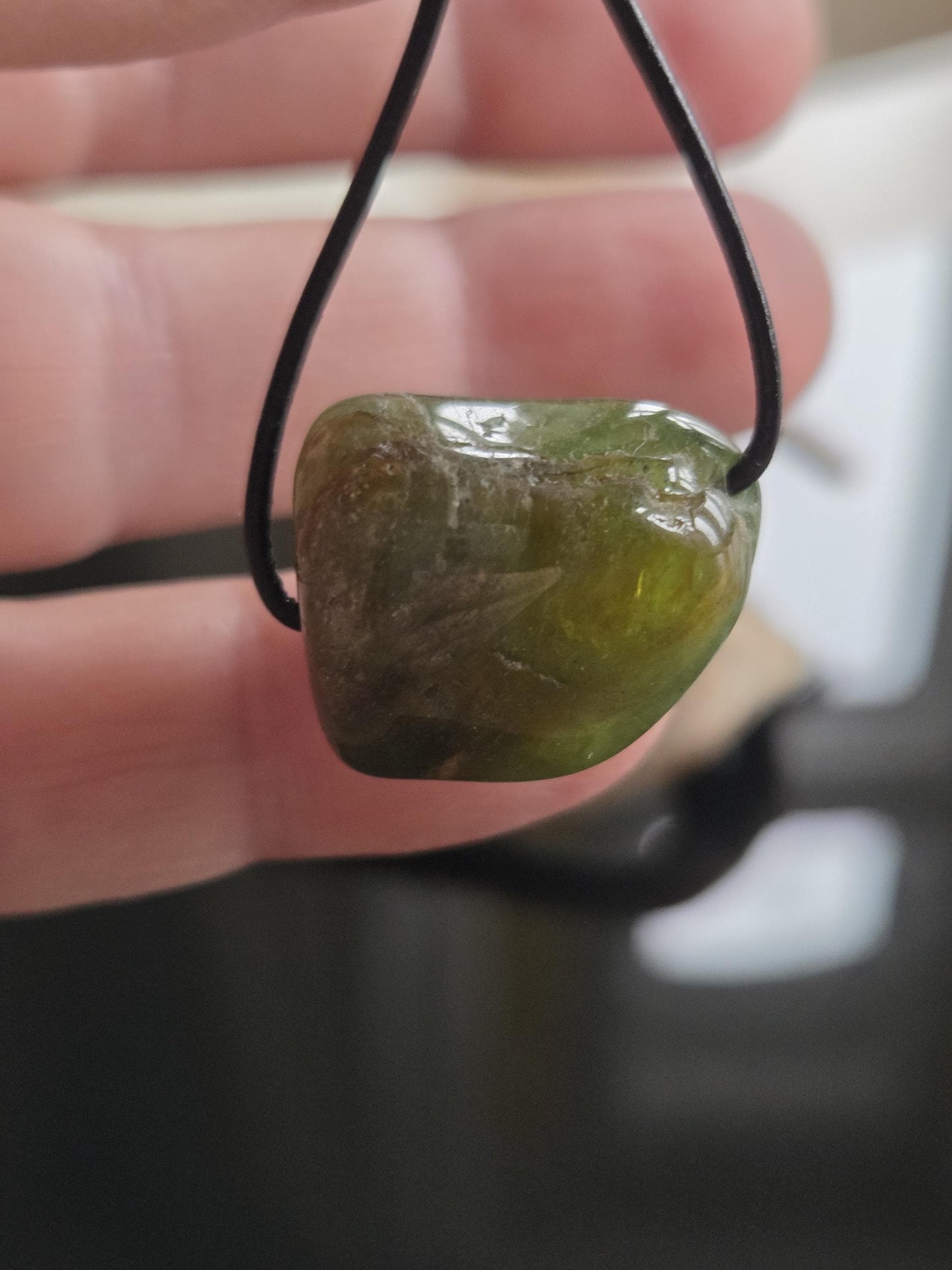 Peridot Olivin Chrysolith Anhänger, 20 x 23 x 15 mm , gebohrt, an verstellbarem Lederband