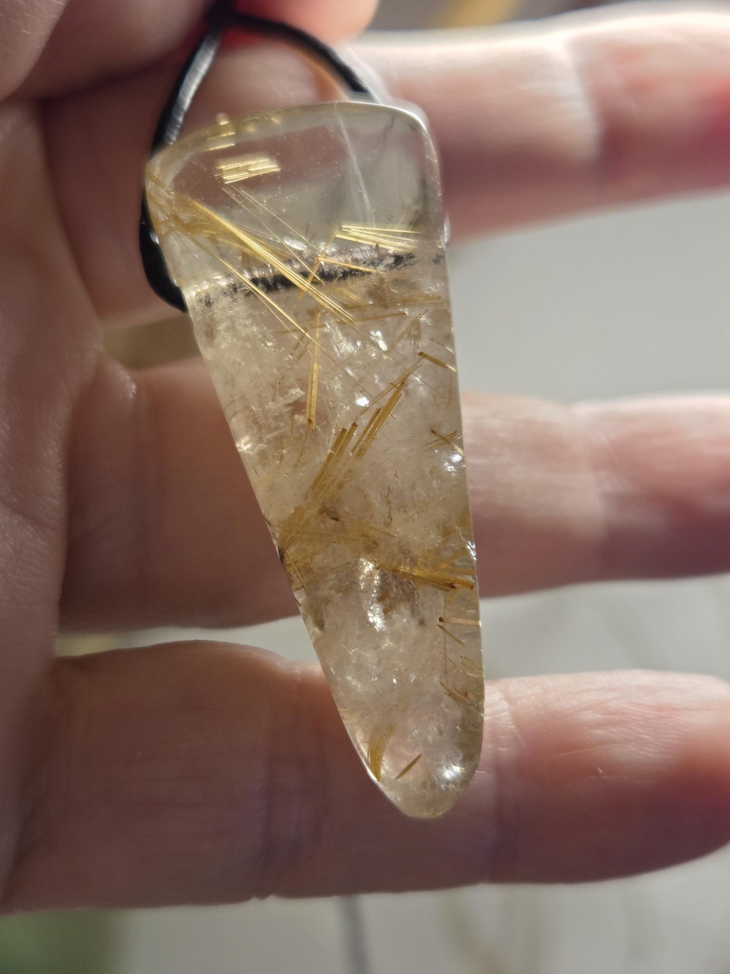 Gold Rutil Quarz Goldrutilquarz mit Pyrit Einschluss, Anhänger, 47 x 20 x 11 mm, an verstellbarem Lederband