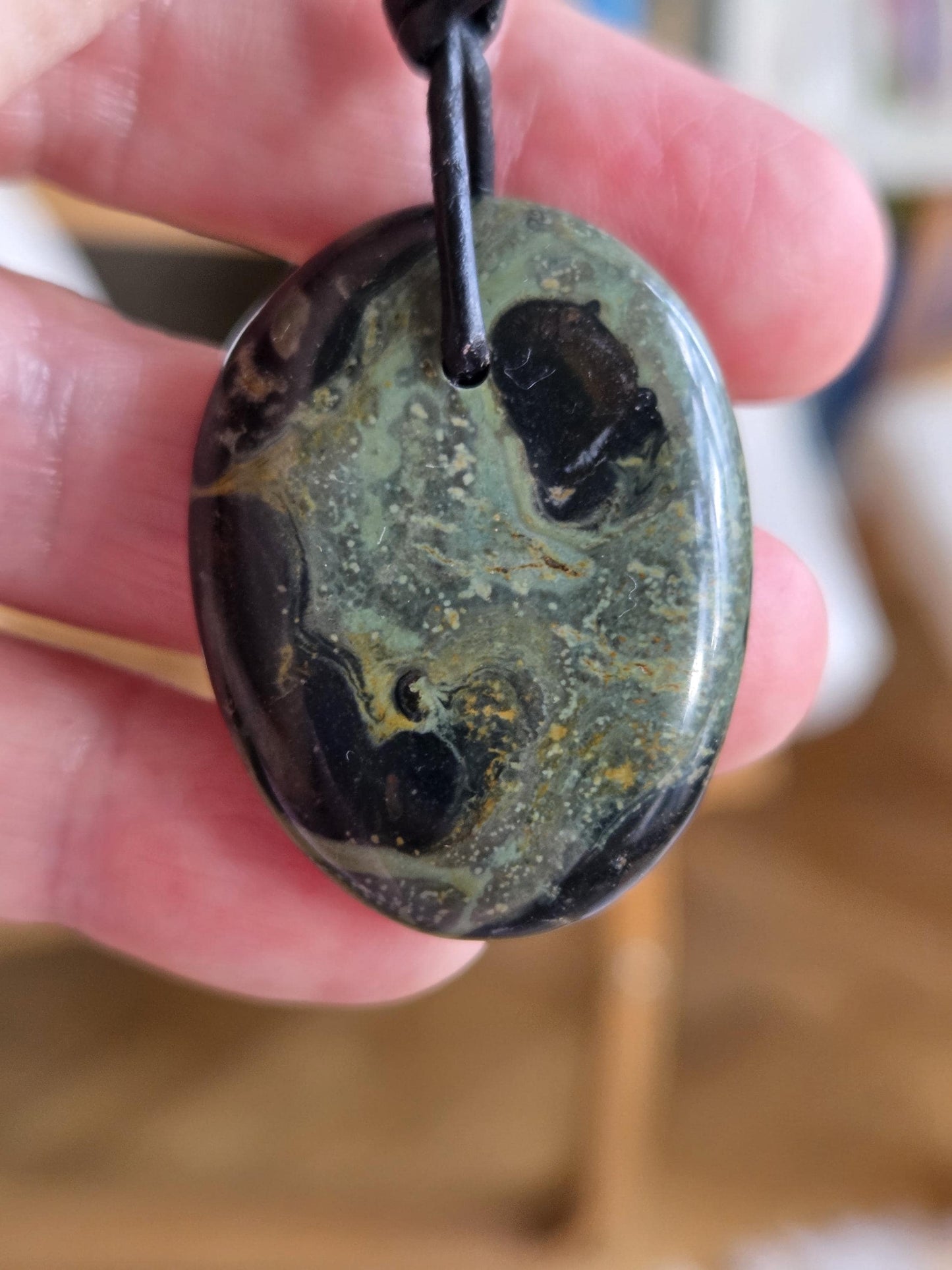 Eldarit Andromedanebel Stein Anhänger, 35 x 28 x 8 mm, gebohrt, an verstellbarem Lederband