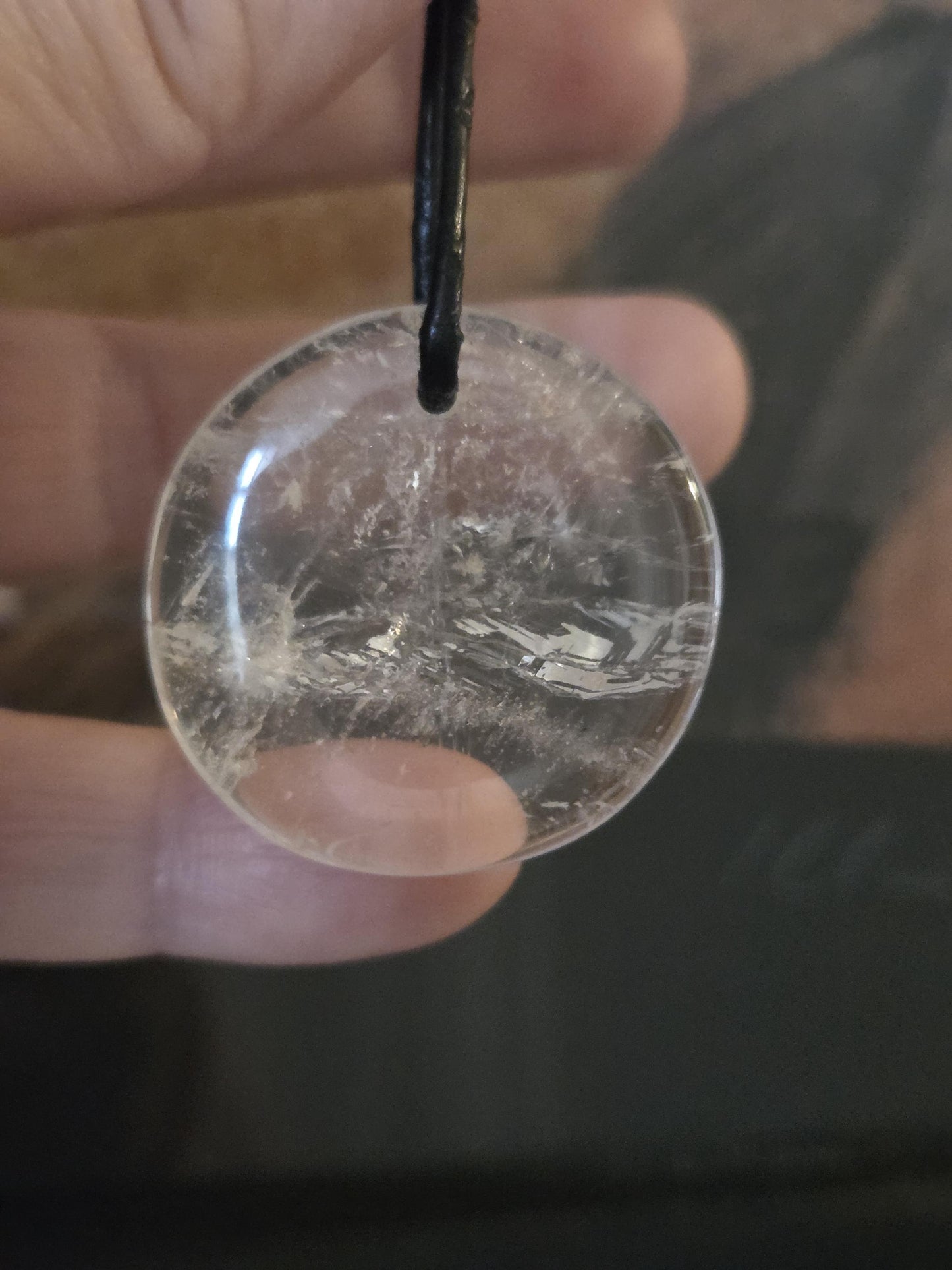 Toller, großer Bergkristall Phantamquarz Anhänger Scheibe, 33 x 33 x 9 mm, gebohrt, an verstellbarem Lederband, Mont Blanc