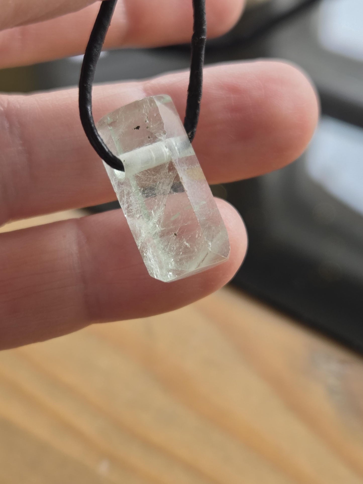 Aquamarin Stäbchen Beryll Rohstein Farbe grünlich blau Anhänger 23 x 12 x 11 mm, gebohrt, am Lederband, 4,43 g., 22,20 ct.