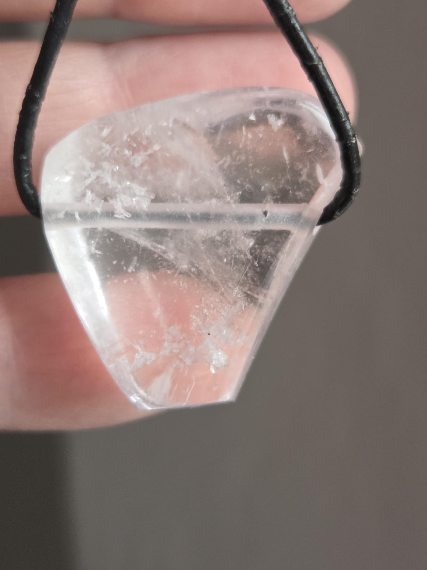 Hochqualitativer Morganit hell rosa Beryll selten Anhänger 30 x 27 x 12 mm, gebohrt an verstellbarem Lederband, Unikat