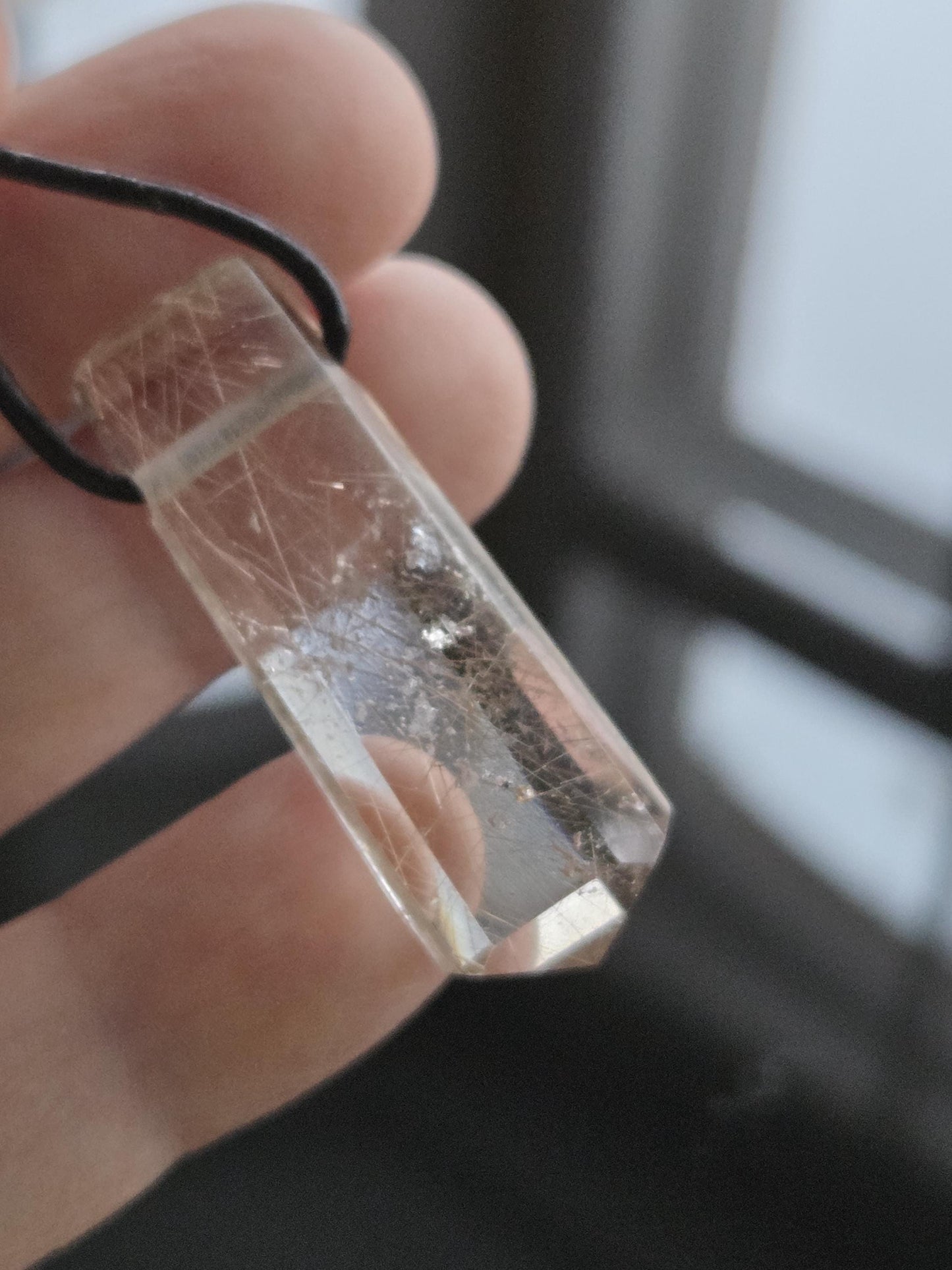 Wunderschön und selten Rauchquarz mit Rutil Kristall Spitze Goldrutilquarz Anhänger, 38 x 11 x 9 mm, gebohrt, an verstellbarem Lederband