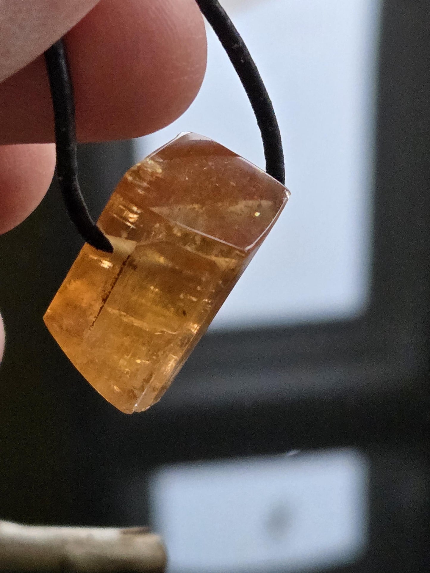 Großer feiner Imperial Topas Kaiser Topas Goldtopas Rohstein Anhänger, 23 x 17 x 14 mm, an verstellbarem Lederband, 7,75 g., 38,70 ct.