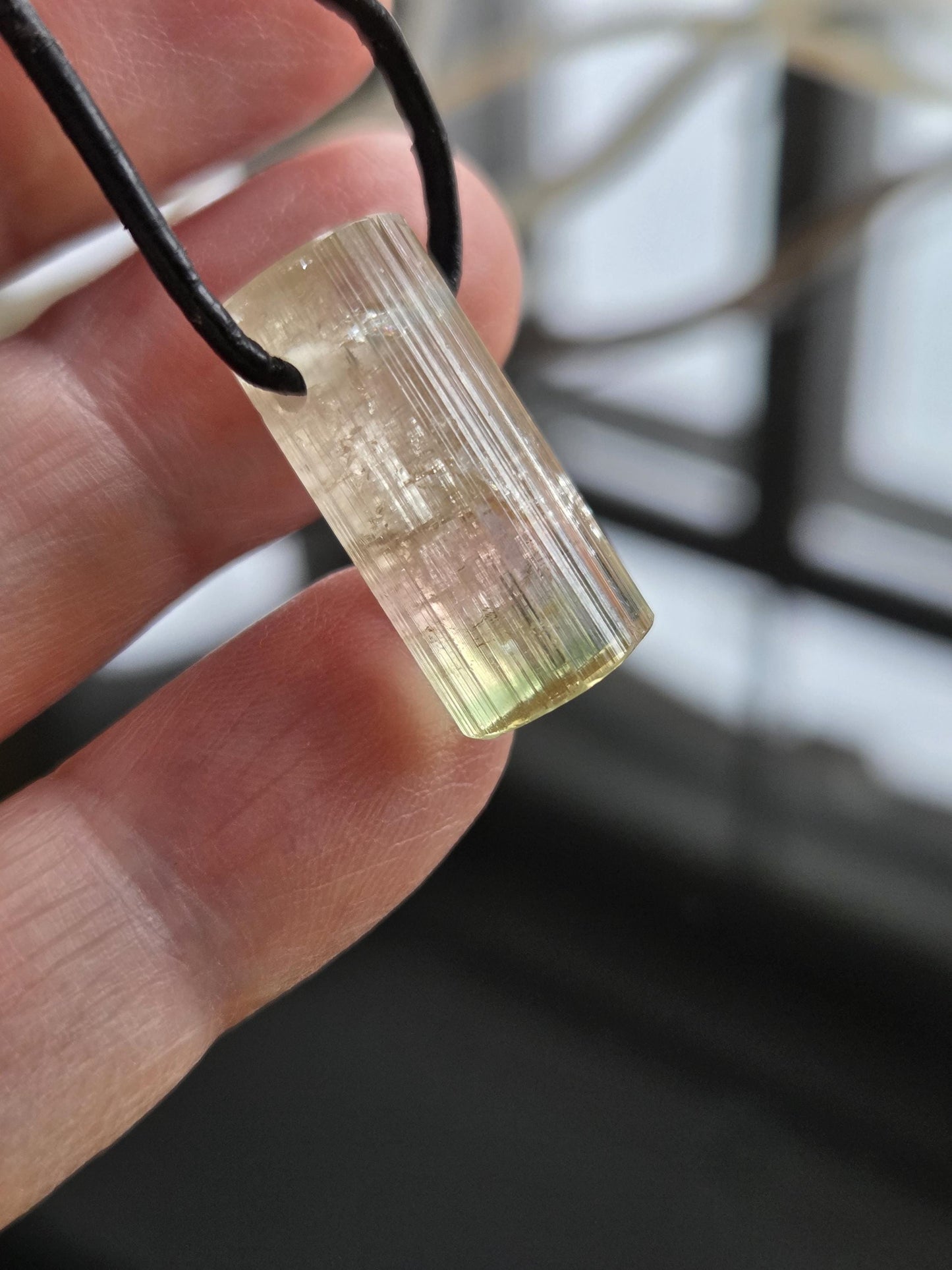 Turmalin tricolor rosa grün weiß Kristall Stäbchen Anhänger, 23 x 11 x 9 mm, gebohrt, an verstellbarem Lederband, 4,24 g.,22,20.ct.