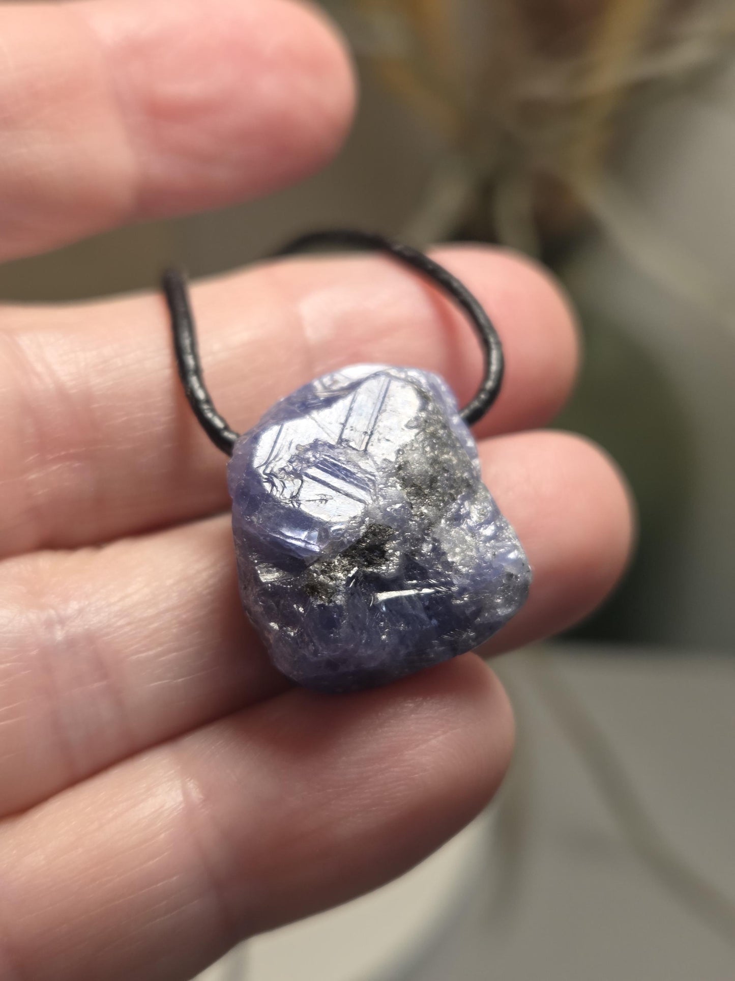 Magischer seltener Tansanit, Tanzanit Rohstein Anhänger Kristall , 23 x 20 x 14 mm, gebohrt an verstellbarem Lederband