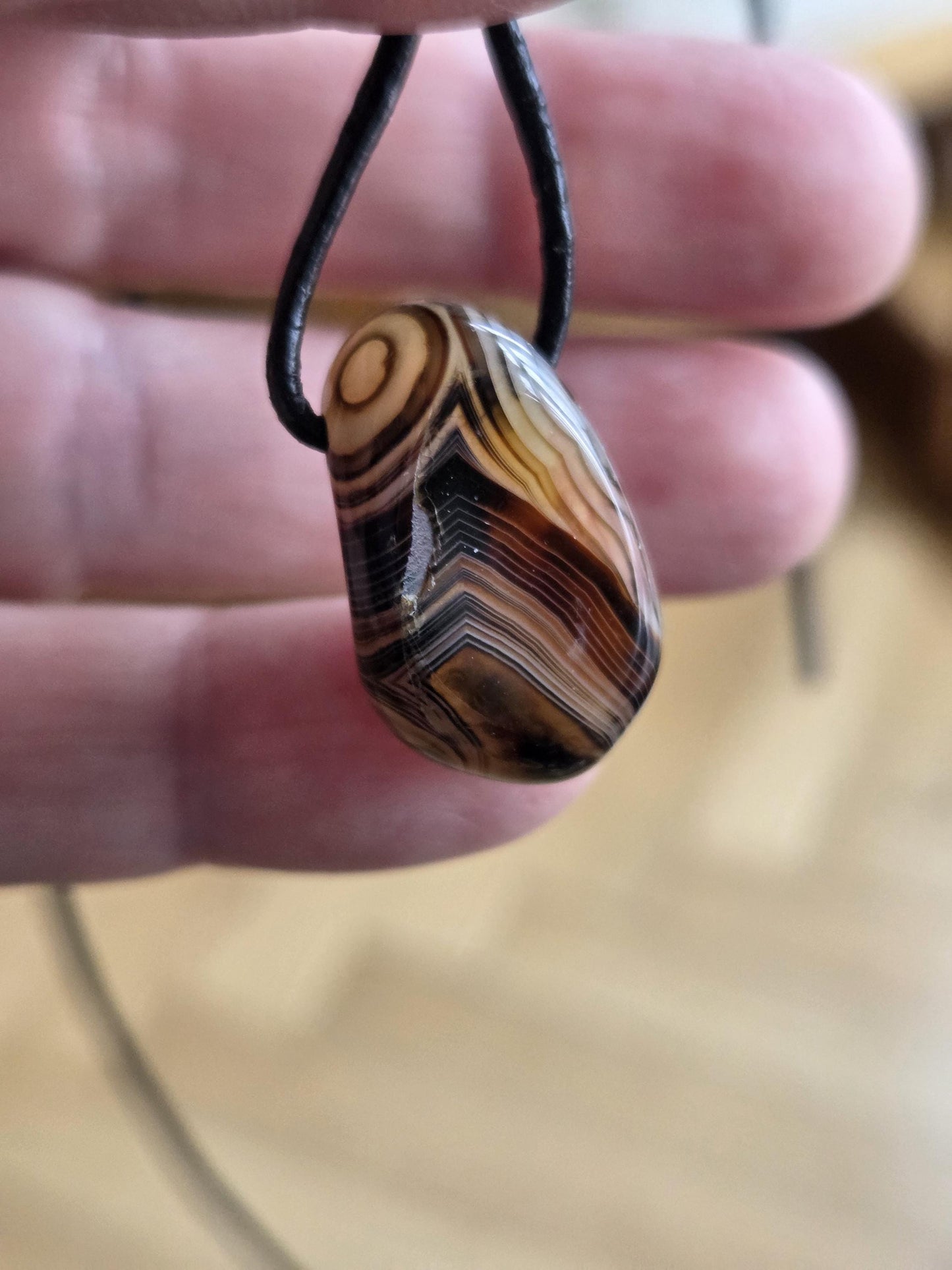 Achat gebändert kleiner Anhänger, 23 x 14 x 12 mm, gebohrt, an verstellbarem Lederband