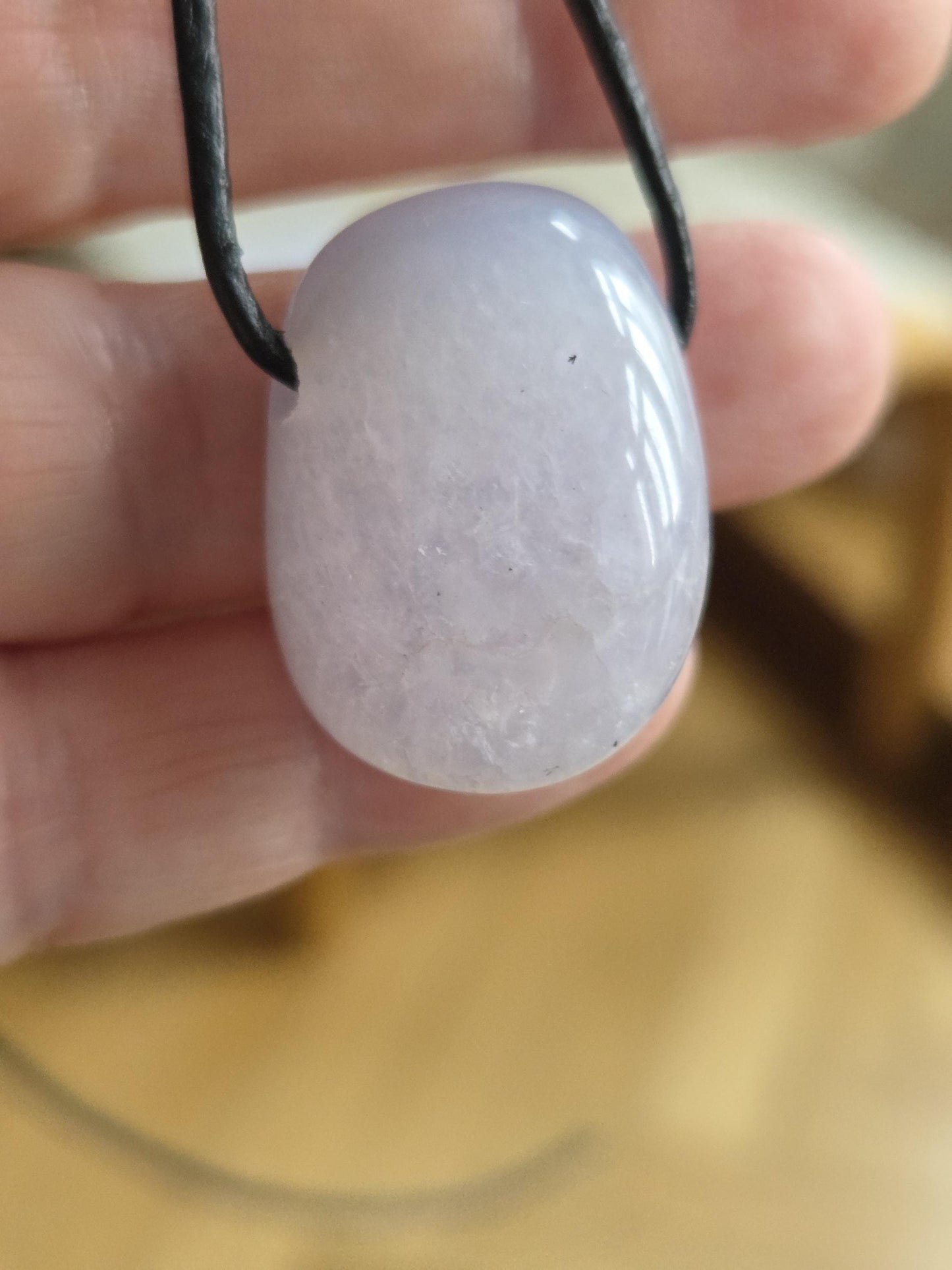 Chalcedon blau, Anhänger, 39 x 20 x 17 mm, gebohrt, an verstellbarem Lederband