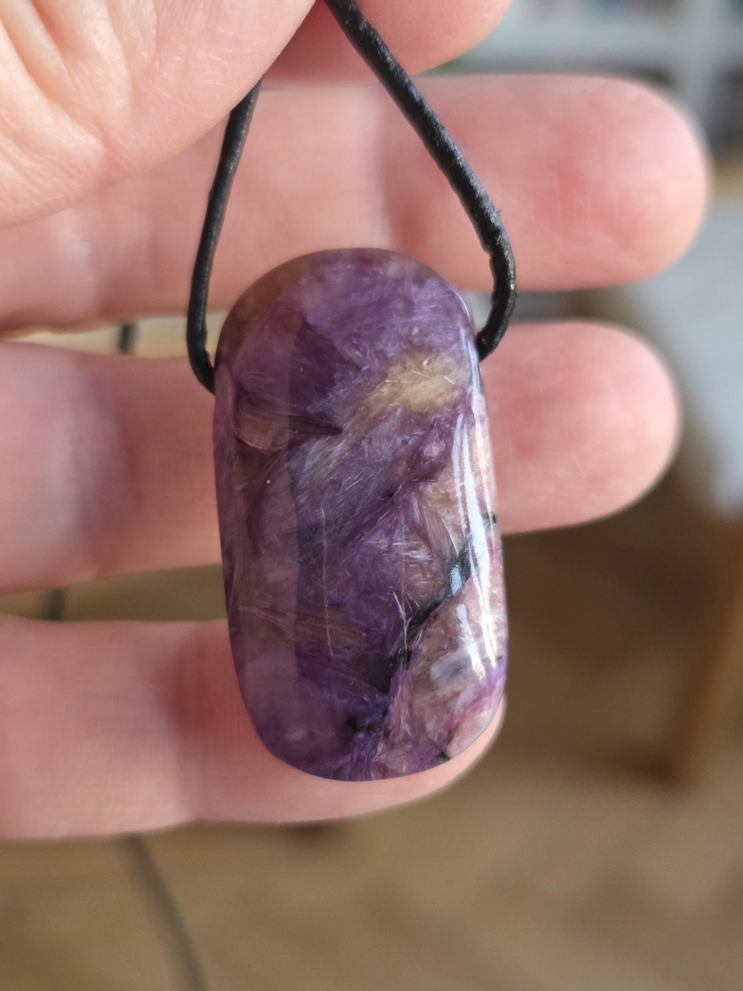 Magischer Charoit Anhänger, Charoite Anhänger, 35 x 19 x 8 mm, gebohrt, an verstellbarem Lederband