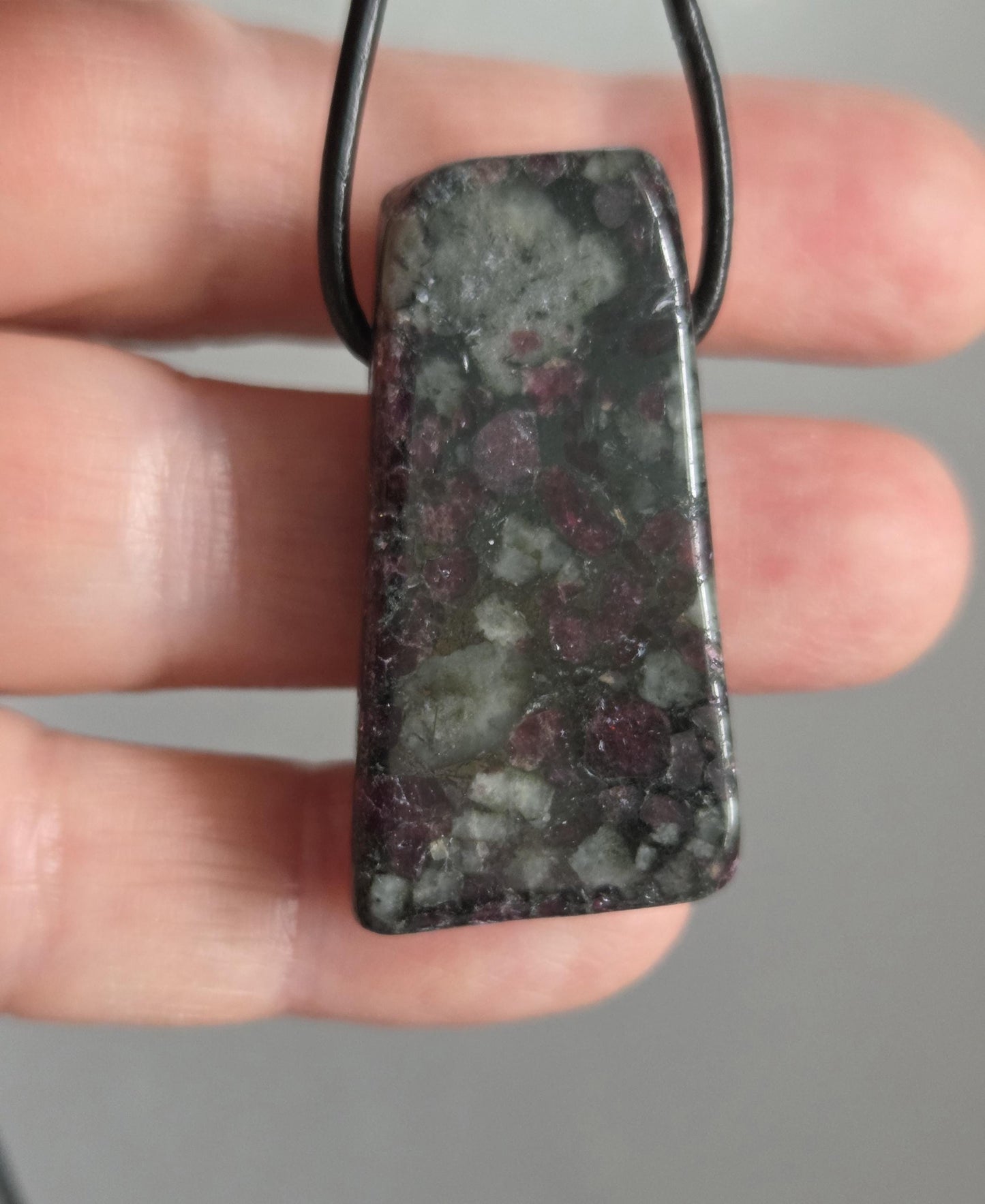 Seltener Eudialyt aus Lappland, 38 x 20 x 9 mm, gebohrt, an verstellbarem Lederband