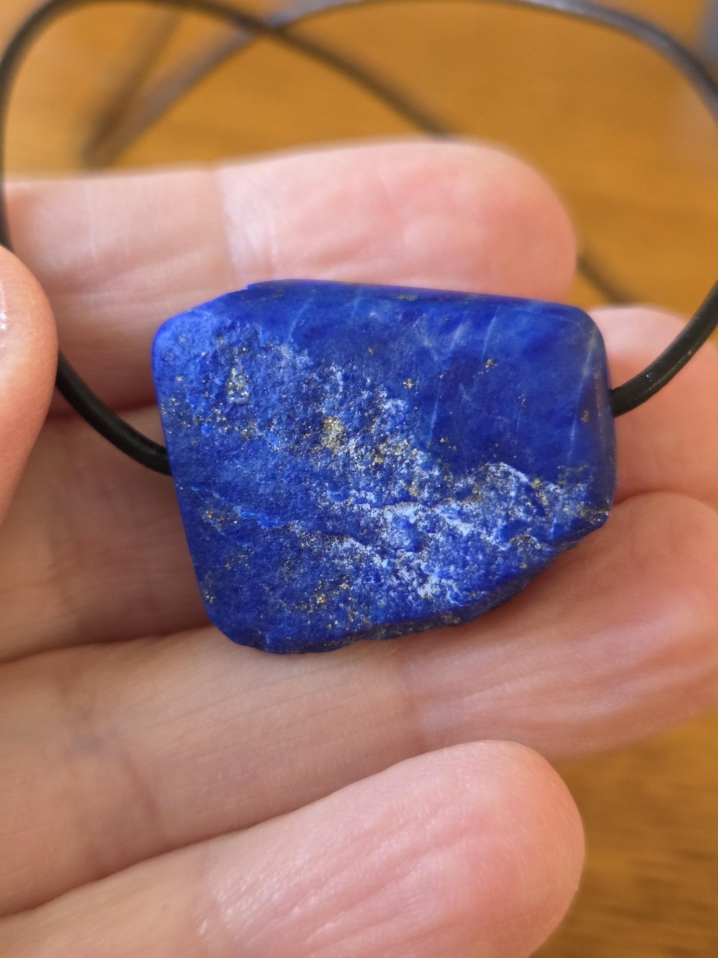 Lapislazuli Lapis Lazuli Anhänger, Stein der Engel, 25 x 27 x 14 mm, gebohrt, an verstellbarem Lederband