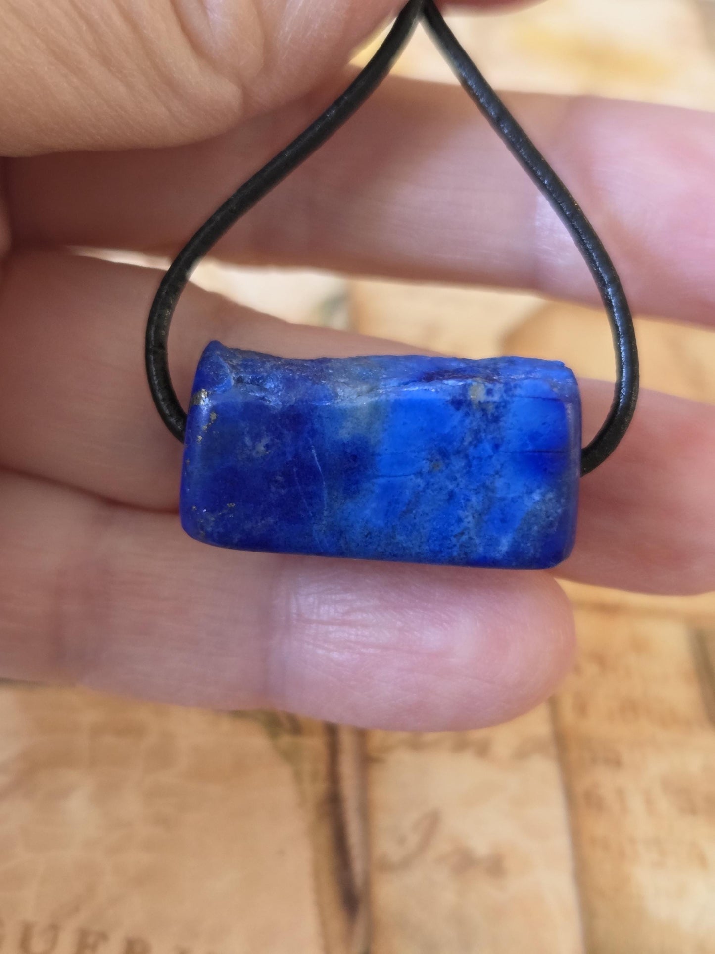 Lapislazuli Lapis Lazuli Anhänger, Stein der Engel, 14 x 27 x 11 mm, gebohrt, an verstellbarem Lederband