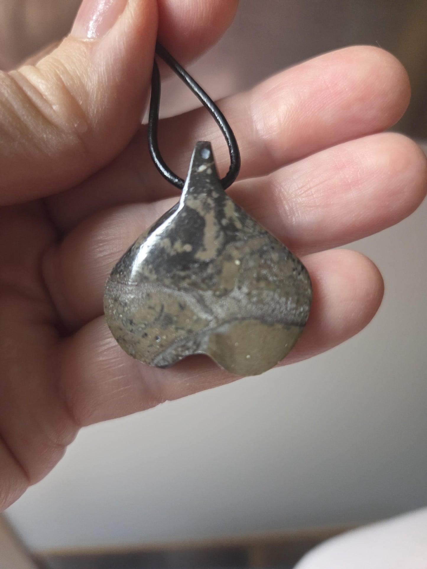 Ammonit Fossil versteinert, 33 x 30 x 10 mm, gebohrt, an verstellbarem Lederband, 360 Millionen Jahre alt