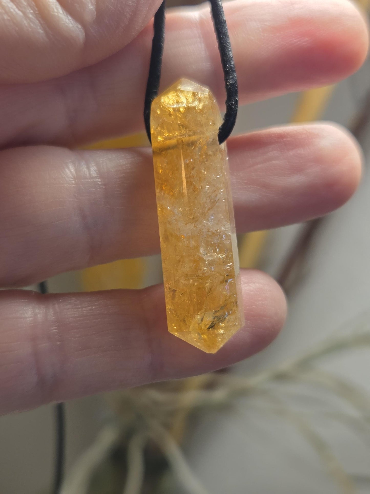 Citrin Kristall Spitze, Citrin Doppelender, Citrin Kristall Spitze, Anhänger, 38 x 10 x 11 mm, gebohrt, an verstellbarem Lederband, Zitrin