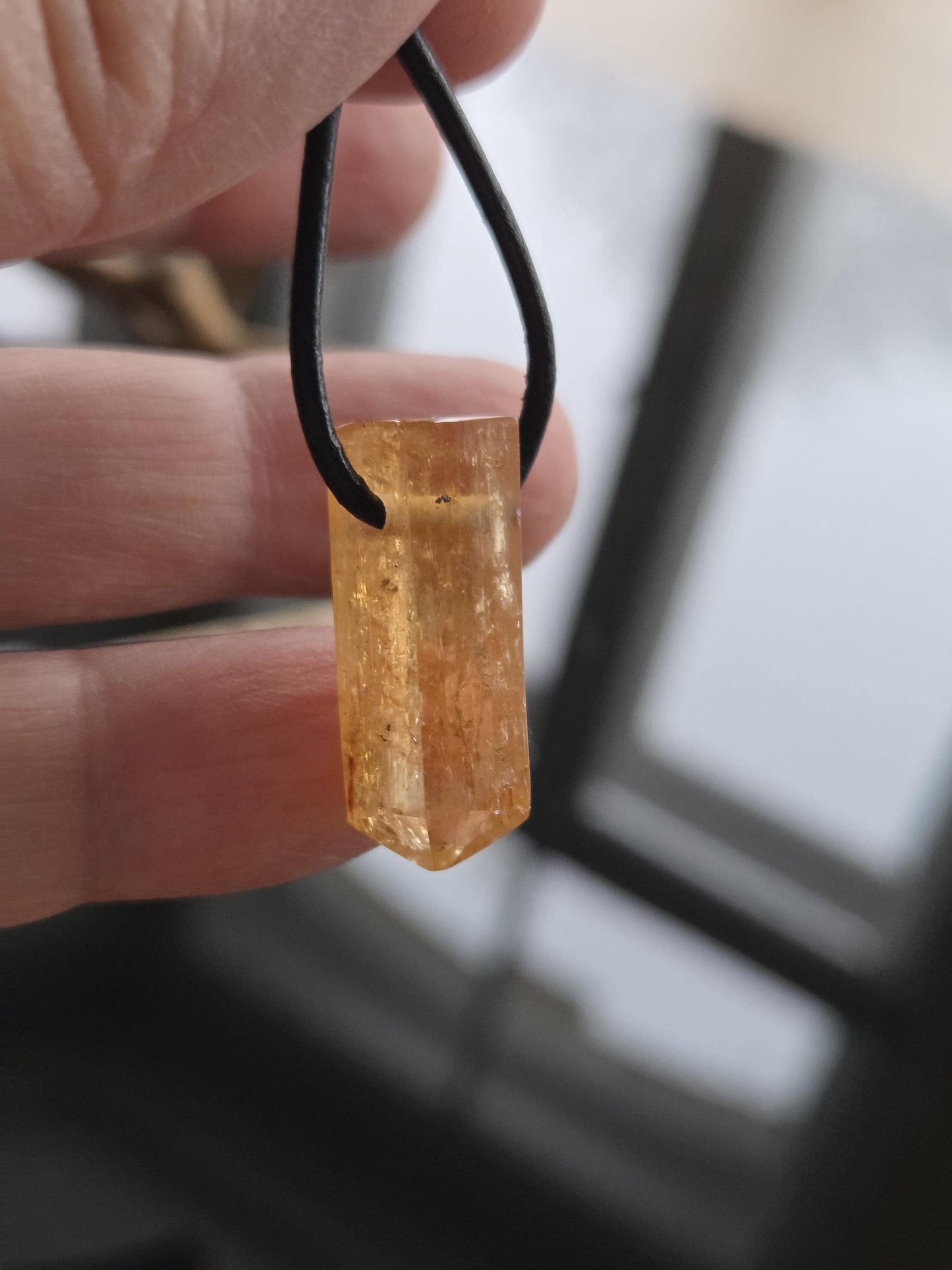 Traum von Imperial Topas Kaiser Topas Goldtopas Rohstein Anhänger, 25 x 10 x 8 mm, an verstellbarem Lederband, 4,36 g., 22,80 ct.