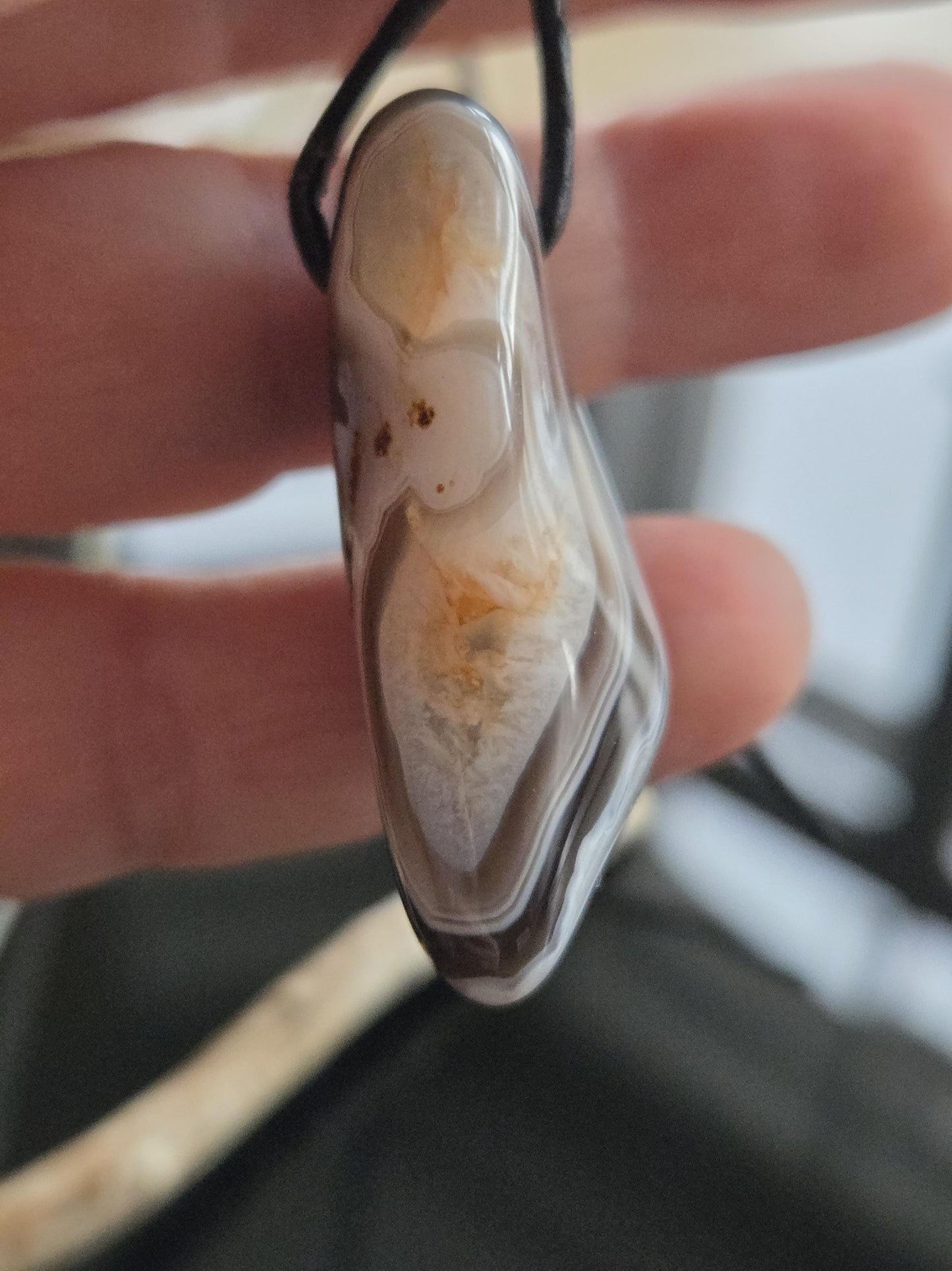 Toller Botswana Achat mit Ocean Achat, Anhänger 39 x 25 x 15 mm, gebohrt, an verstellbarem Lederband