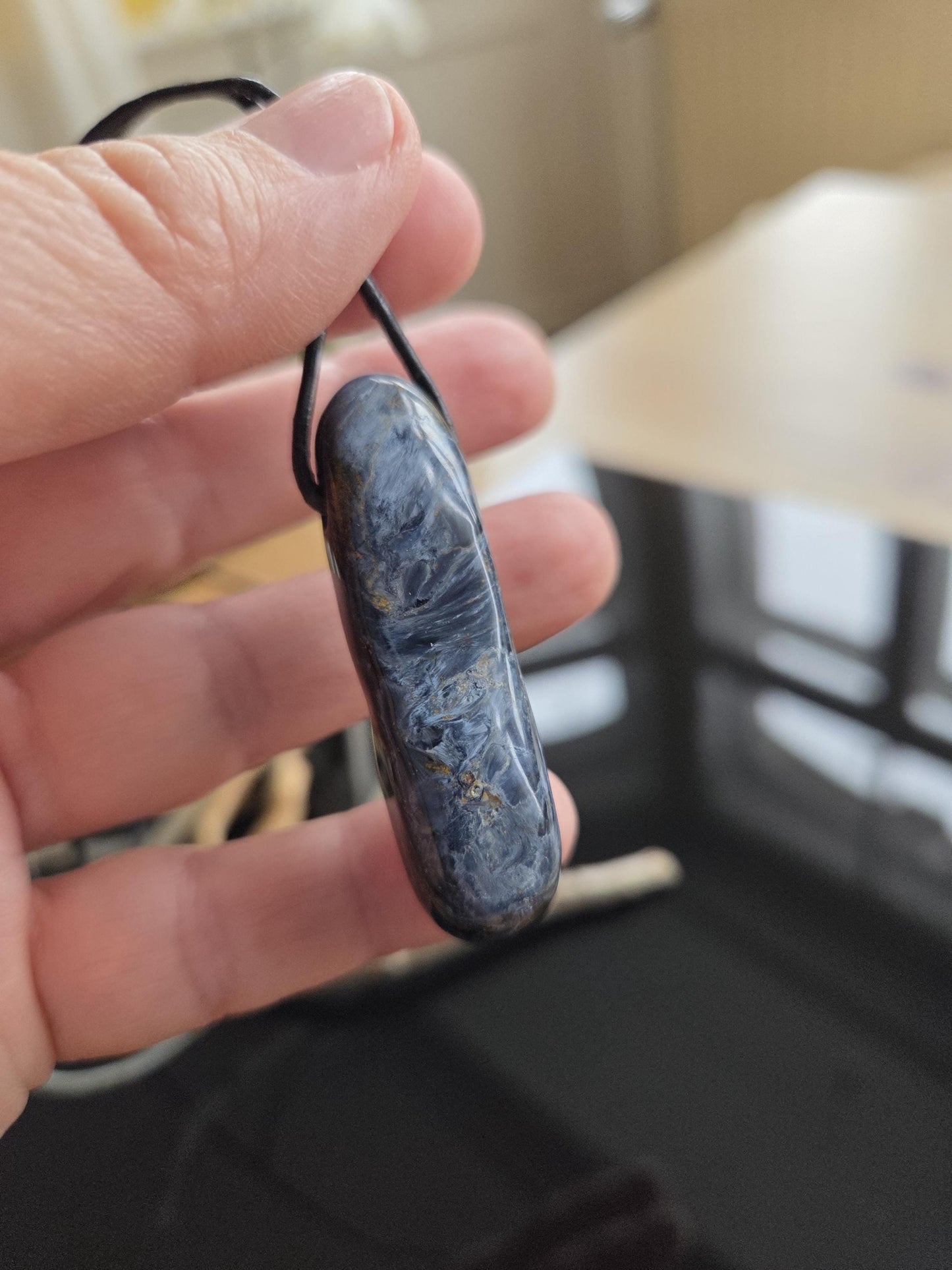 Magischer energetischer Pietersit Anhänger, 50 x 14 x 11 mm, gebohrt, an verstellbarem Lederband