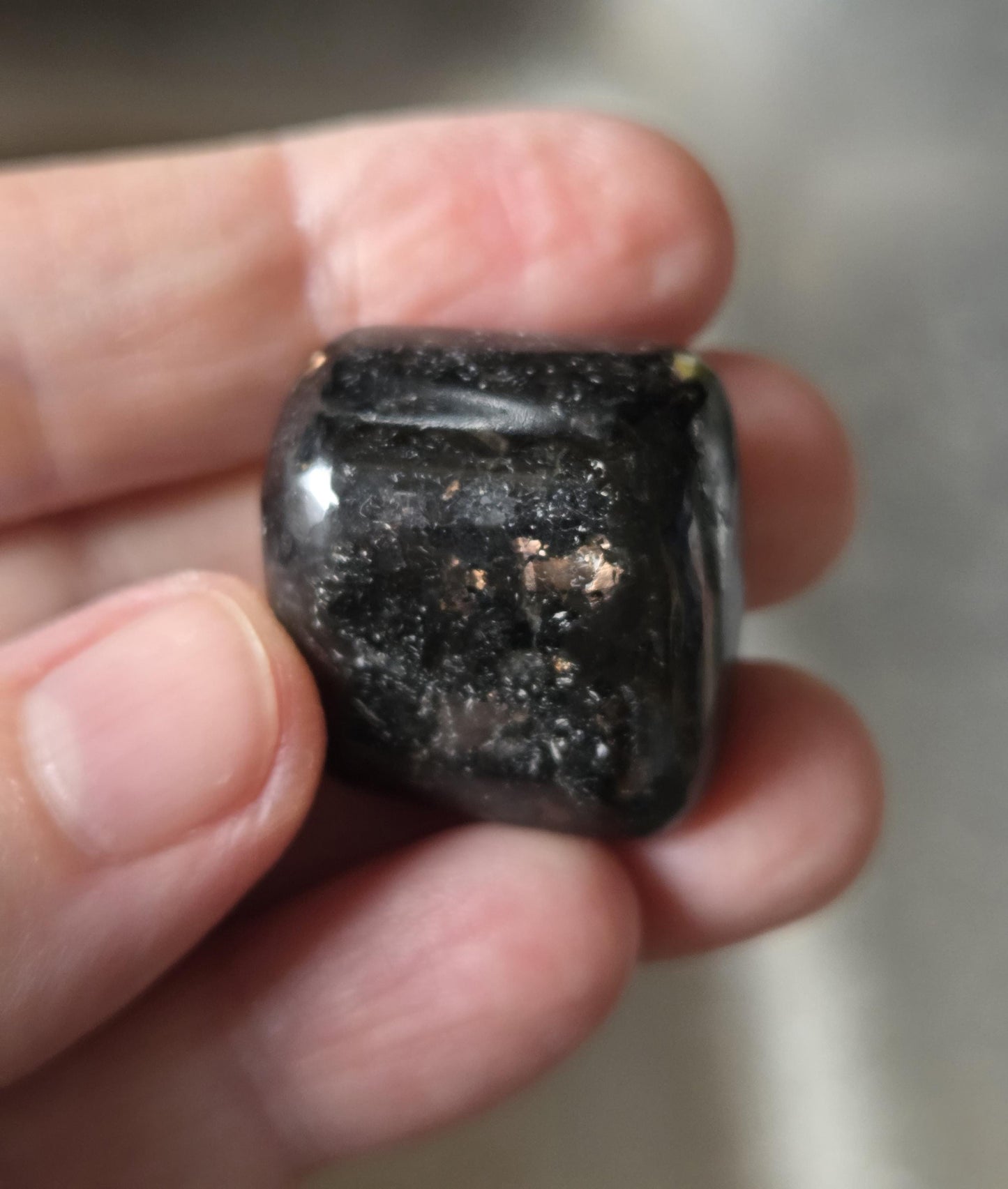 Magischer Nuumit sehr seltener Stein aus Grönland, Sammlerstein 25 x 23 x 20 mm, 25,03 g., 125,10 ct.