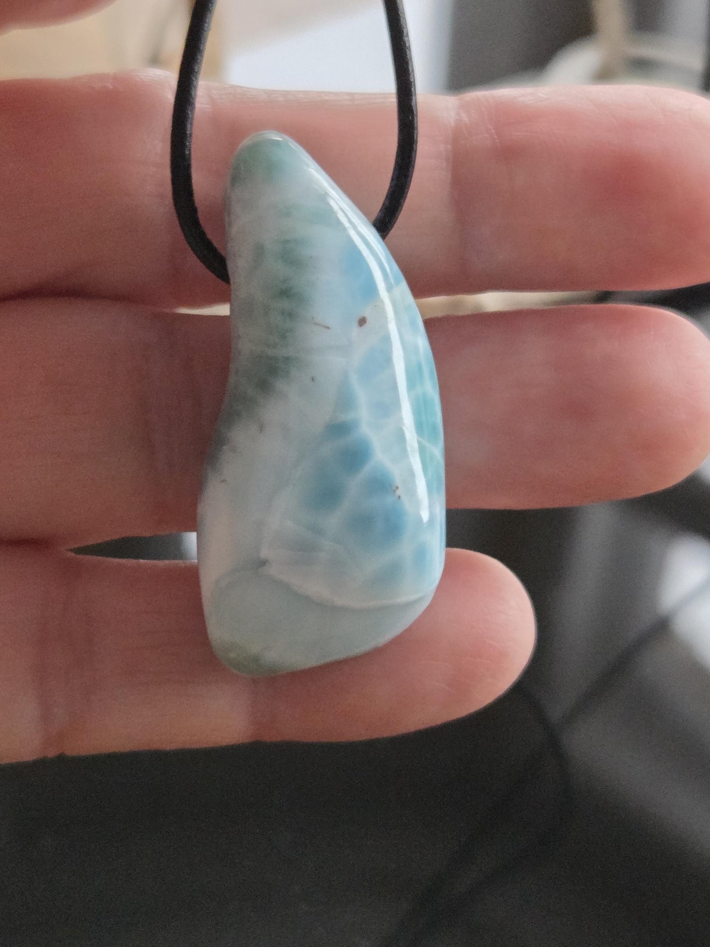 Hochwertiger Larimar Anhänger, Atlantis Stein, 40 x 20 x 11 mm, gebohrt, Larimar gebohrt, an verstellbarem Lederband