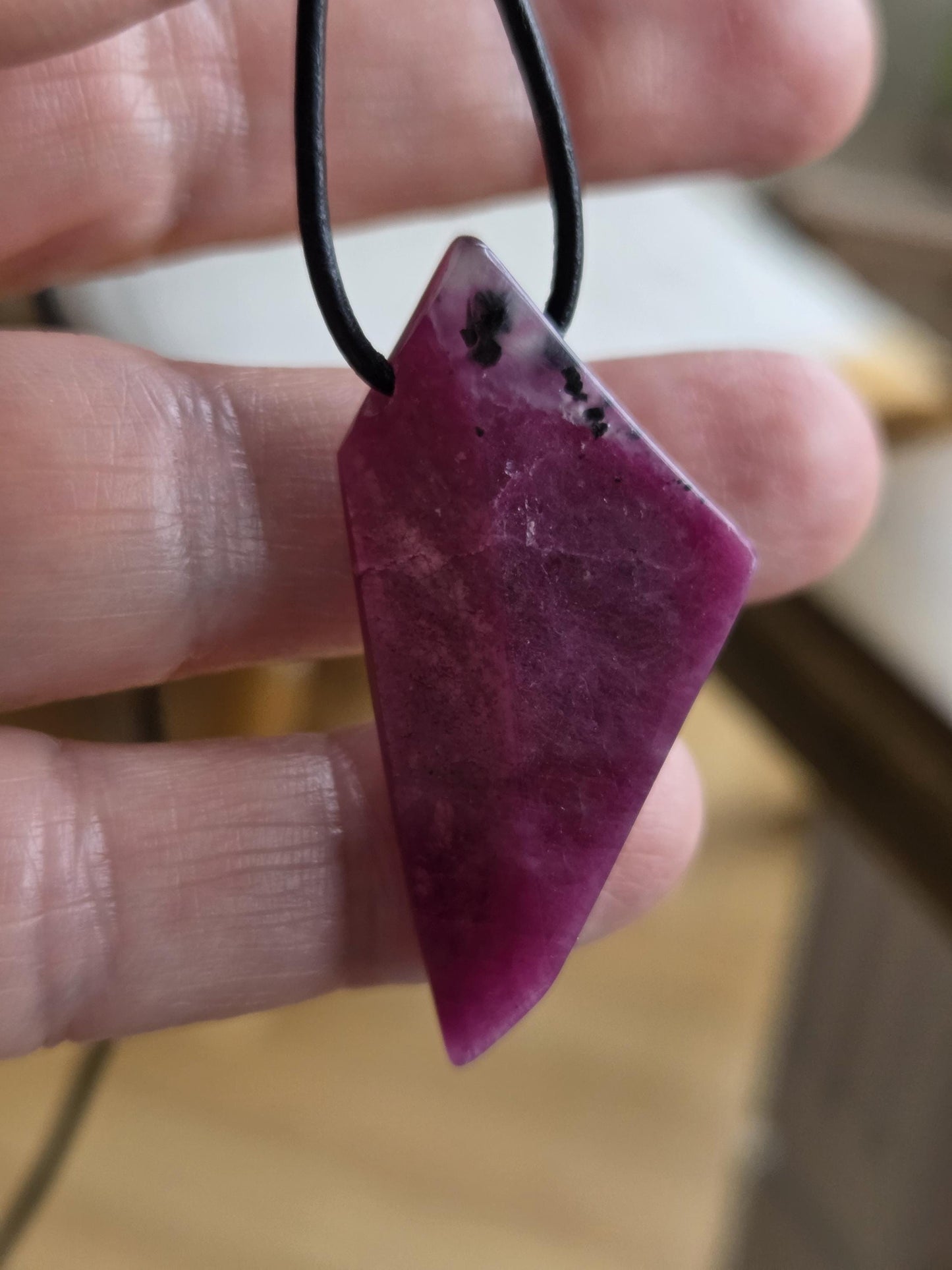 Außergewöhnlicher Rubin Anhänger mit einem Hauch Zoisit, Anhänger, 42 x 22 x 9 mm, gebohrt, an verstellbarem Lederband, ruby pedants