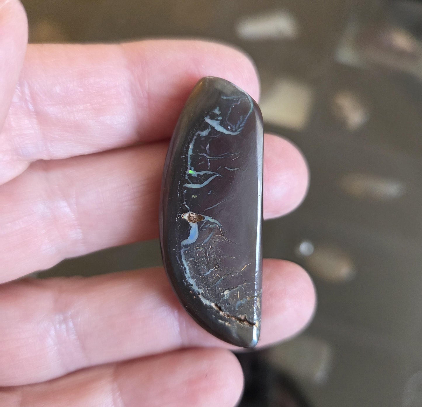 Boulder Opal, Boulderopal Anhänger, "Weiße Delfine", 42 x 17 x 8 mm, gebohrt, an verstellbarem Lederband, Yowah Nuss Opal