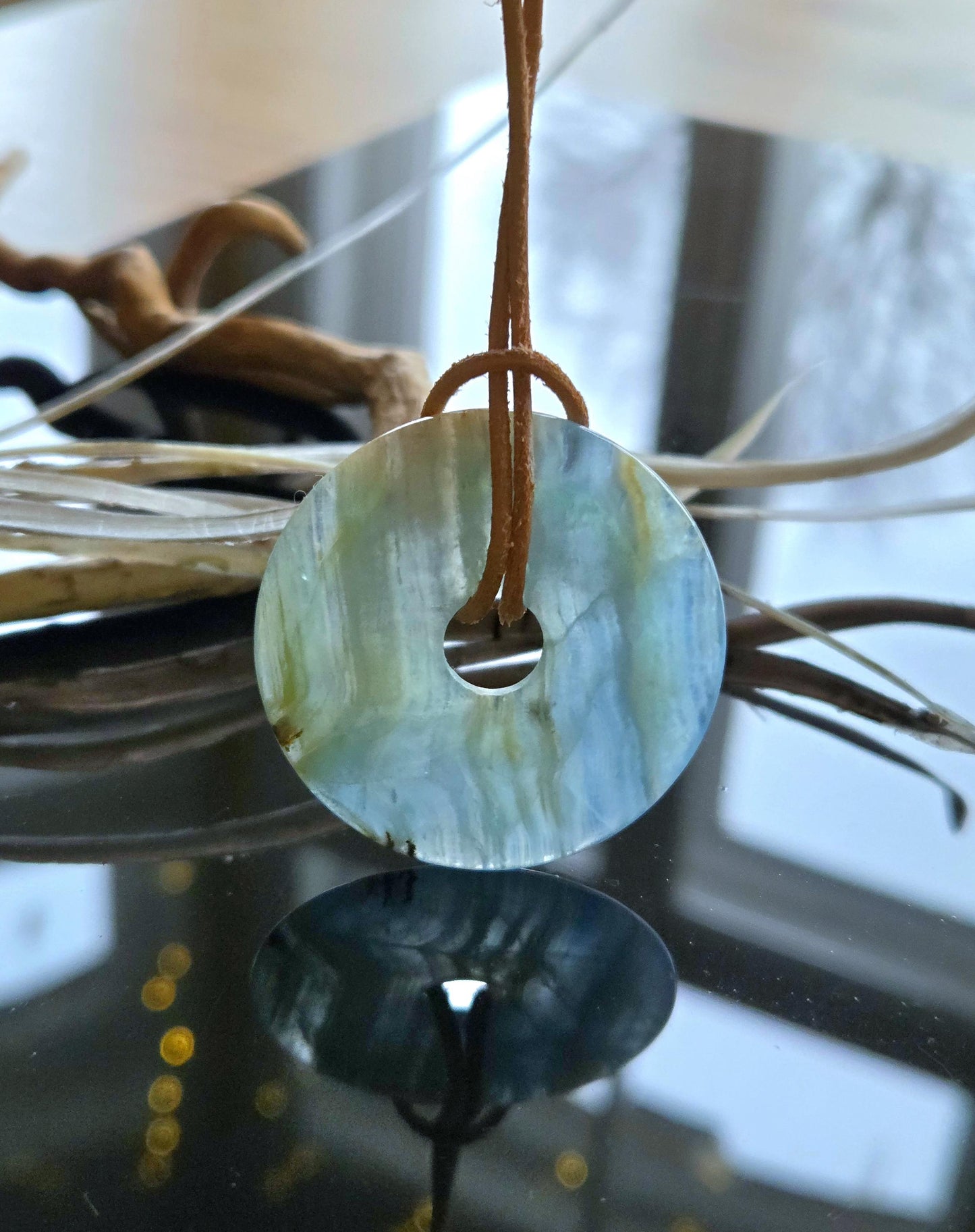 Aragonit Anhänger Donut 40 x 5 mm, an verstellbarem Lederband