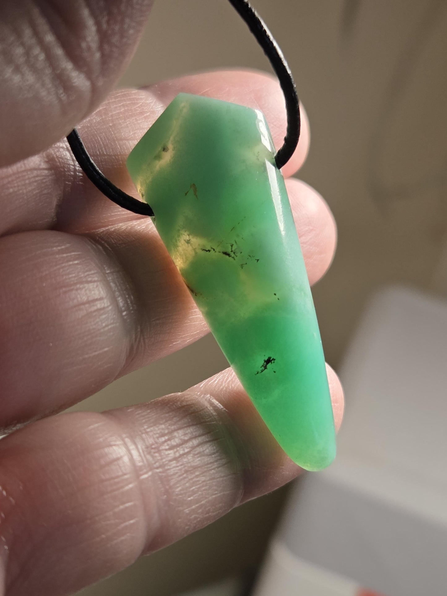 Außergewöhnlicher Chrysopras Anhänger, 45 x 18 x 9 mm, gebohrt, an verstellbarem Lederband, von uns mit Liebe geschliffen.