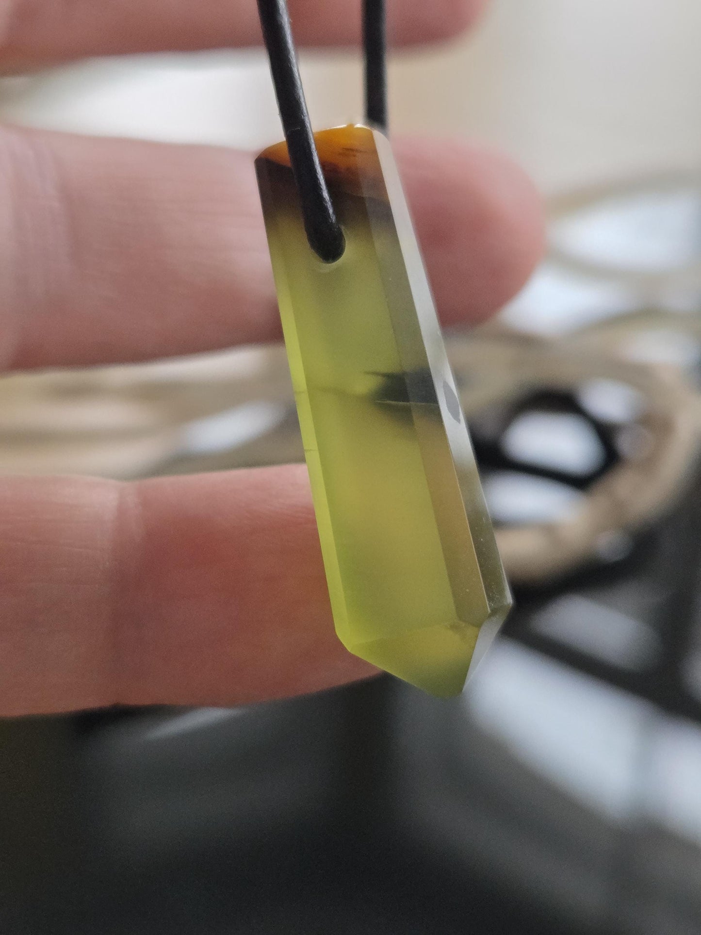 Grüner Granat Grossular Hydrogrossular mit Pyrit, Anhänger, 29 x 10 x 9 mm, gebohrt, an verstellbarem Lederband, Granat grün