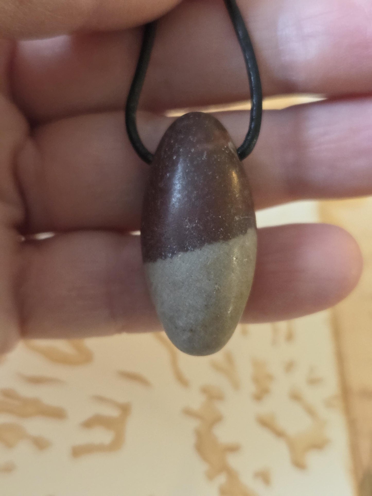 Shiva Lingam Venus Stein Anhänger, 35 x 17 mm, gebohrt, an verstellbarem Lederband