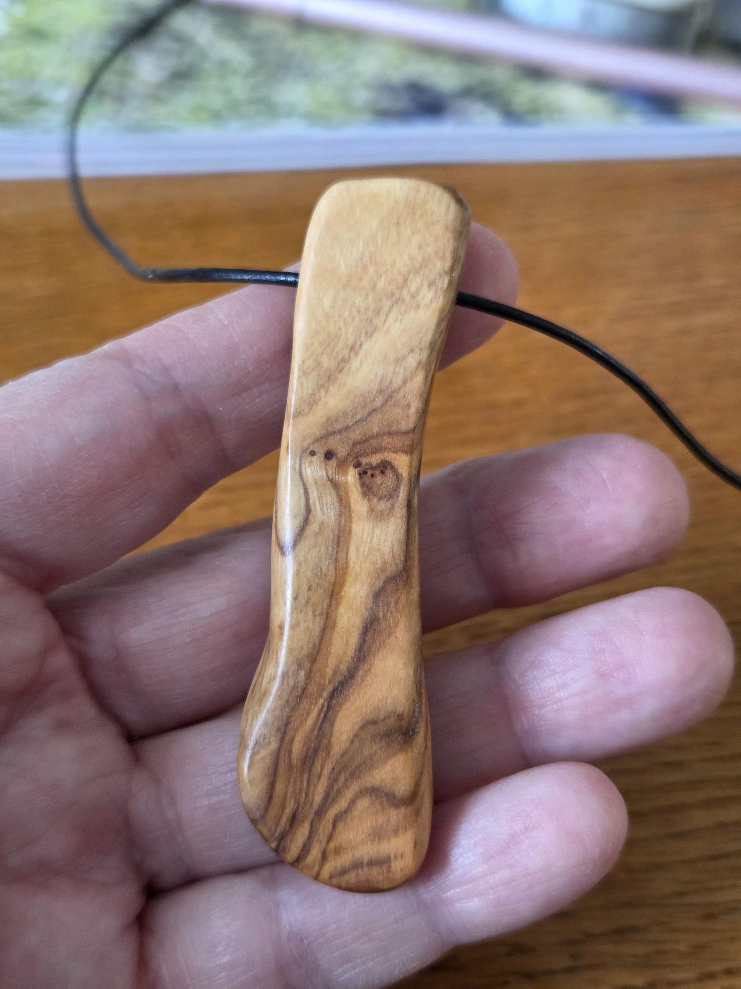 Olivenholz mit Boulder Opal, Boulderopal, Edelstein Holz Anhänger, 70 x 19 x 10 mm, gebohrt, an Lederband