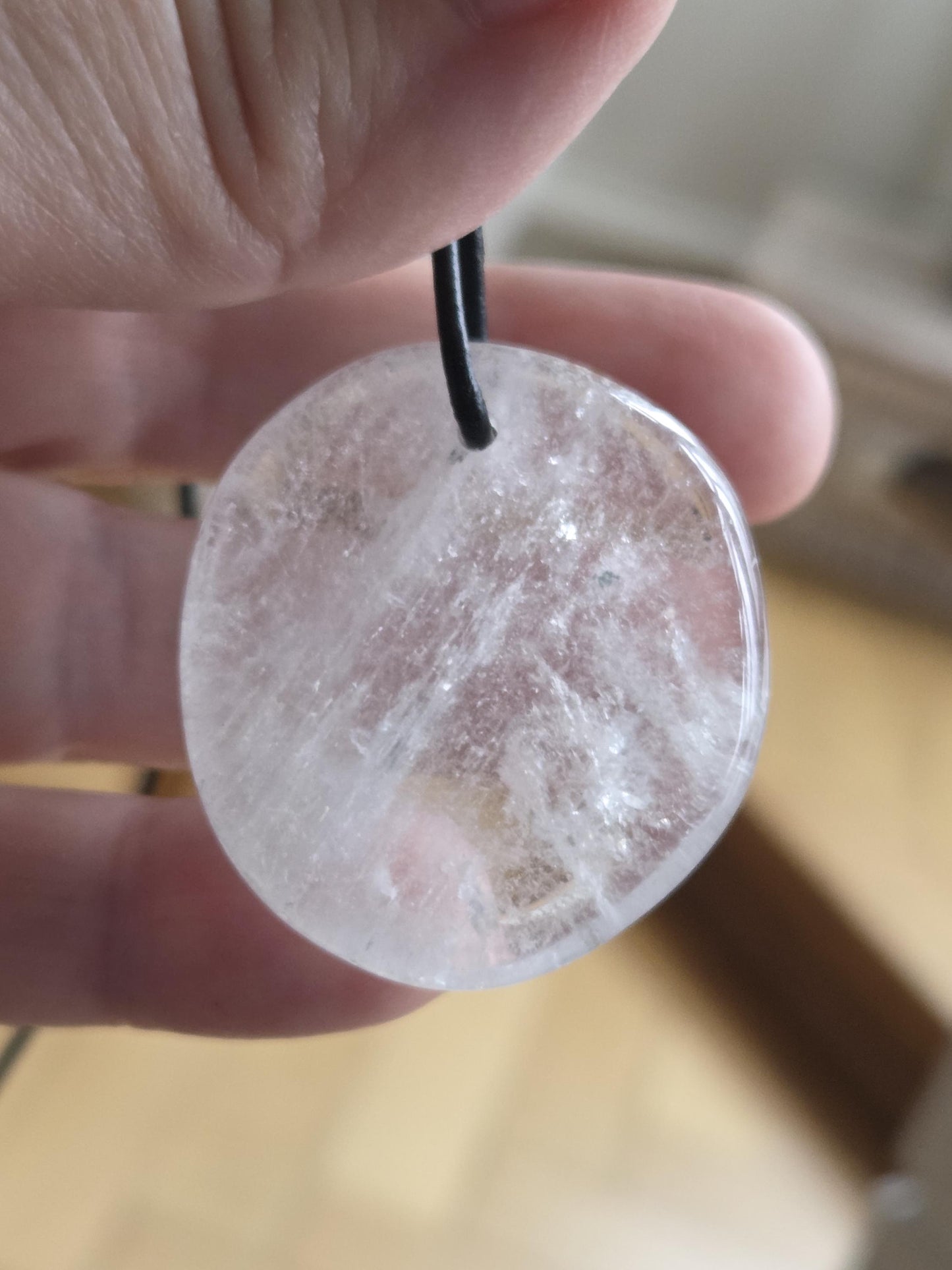 Großer Bergkristall Phantamquarz Anhänger Scheibe, 37 x 35 x 9 mm, gebohrt, an verstellbarem Lederband, Mont Blanc