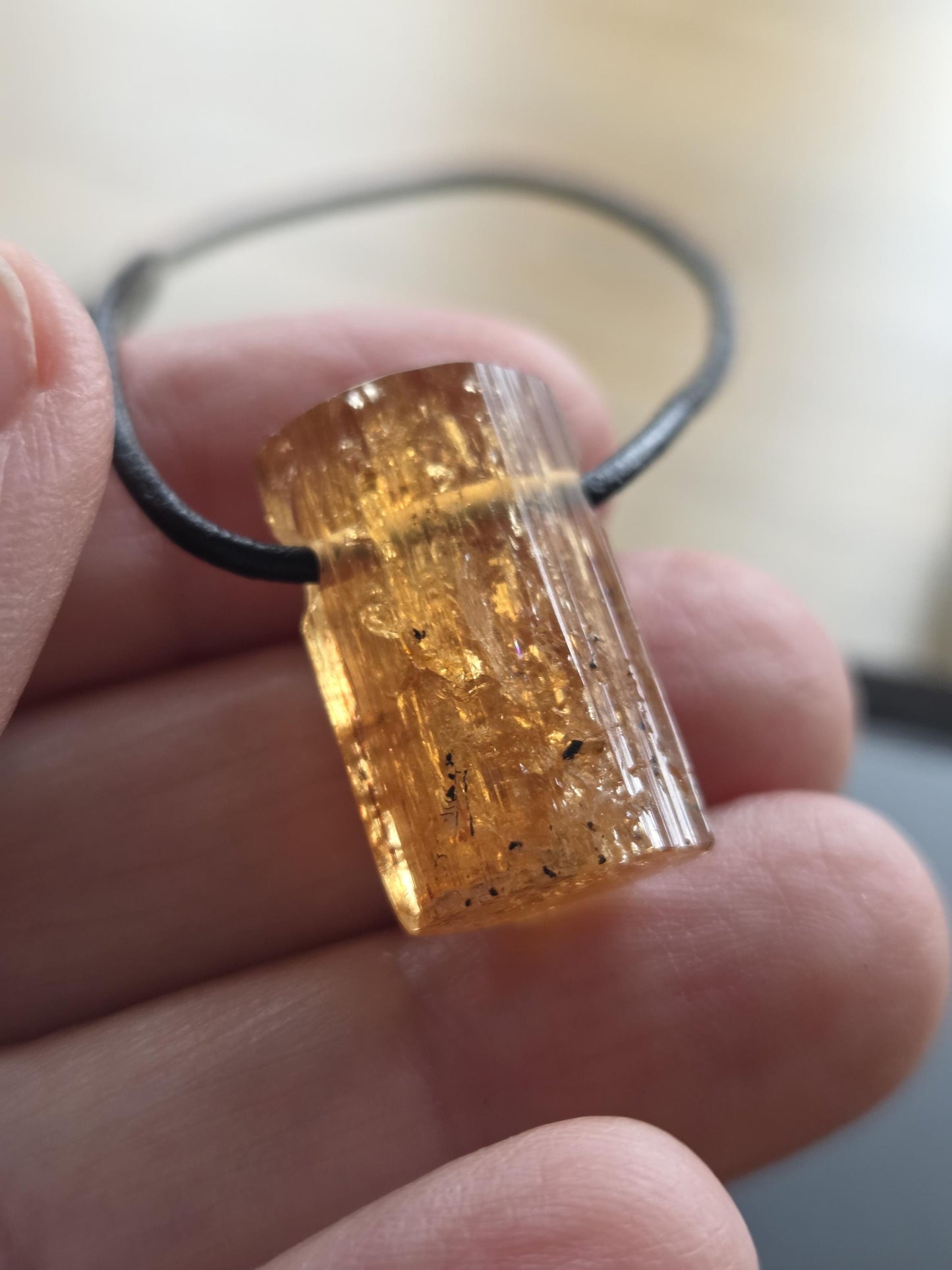 Traumhafter Imperial Topas Kaiser Topas Goldtopas Rohstein Anhänger, 23 x 14 x 10 mm, an verstellbarem Lederband, 6,57 g., 32,85 ct.