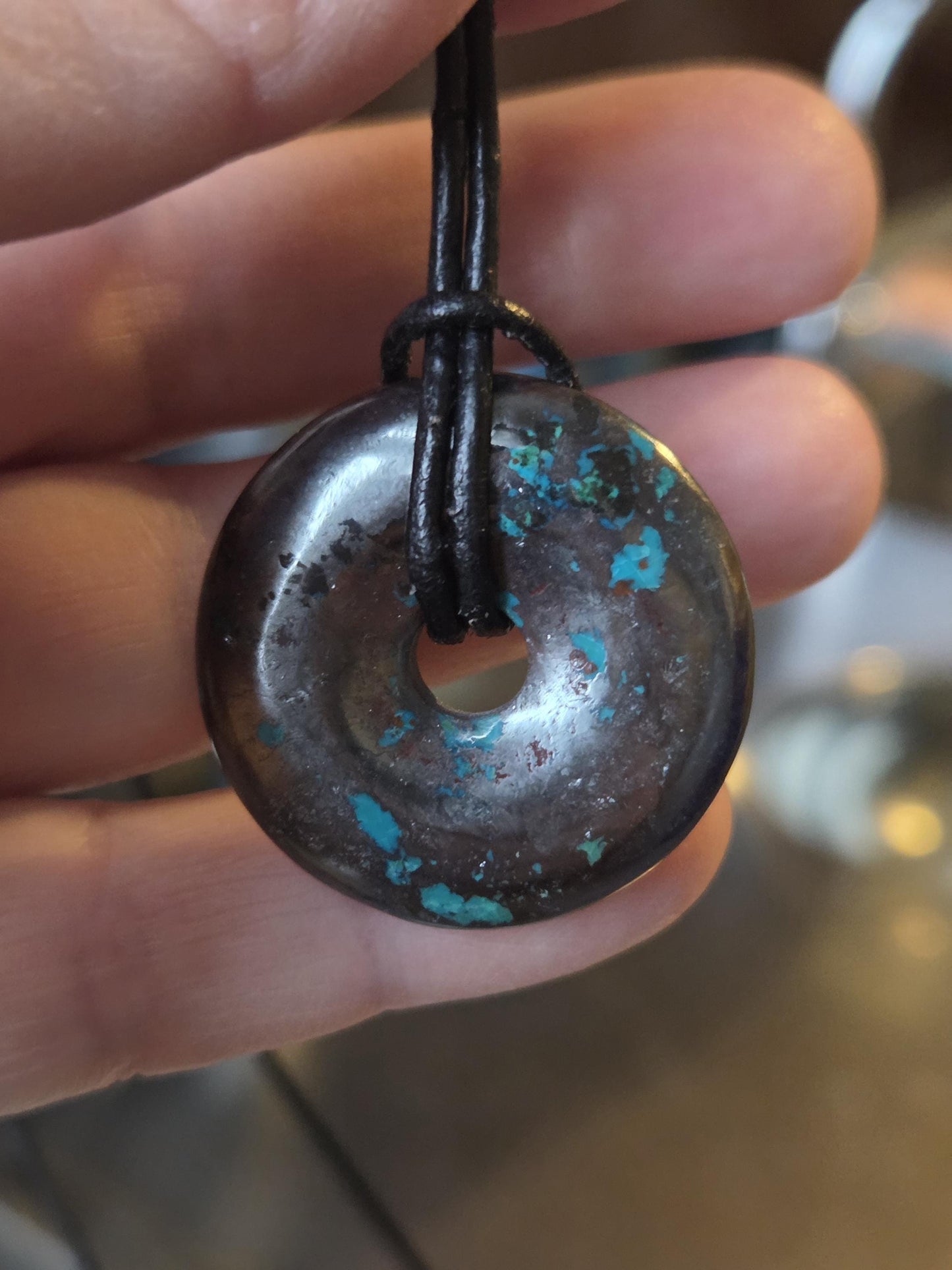 Chrysokoll in Hämatit Donut Anhänger, 30 x 6 mm, an verstellbarem Lederband