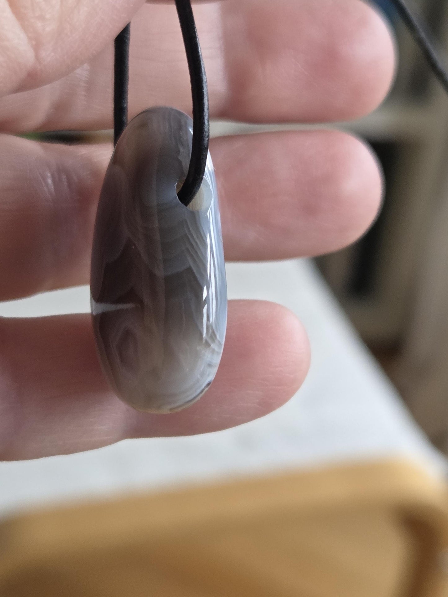 Hübscher Botswana Achat, Anhänger 31 x 20 x 9 mm, gebohrt, an verstellbarem Lederband