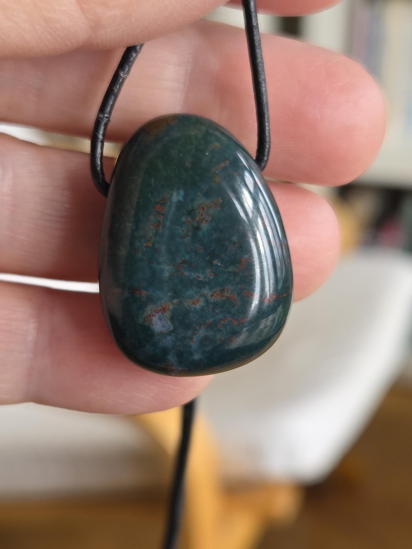 Heliotrop Anhänger, 29 x 23 x 10 mm, gebohrt, an verstellbarem Lederband