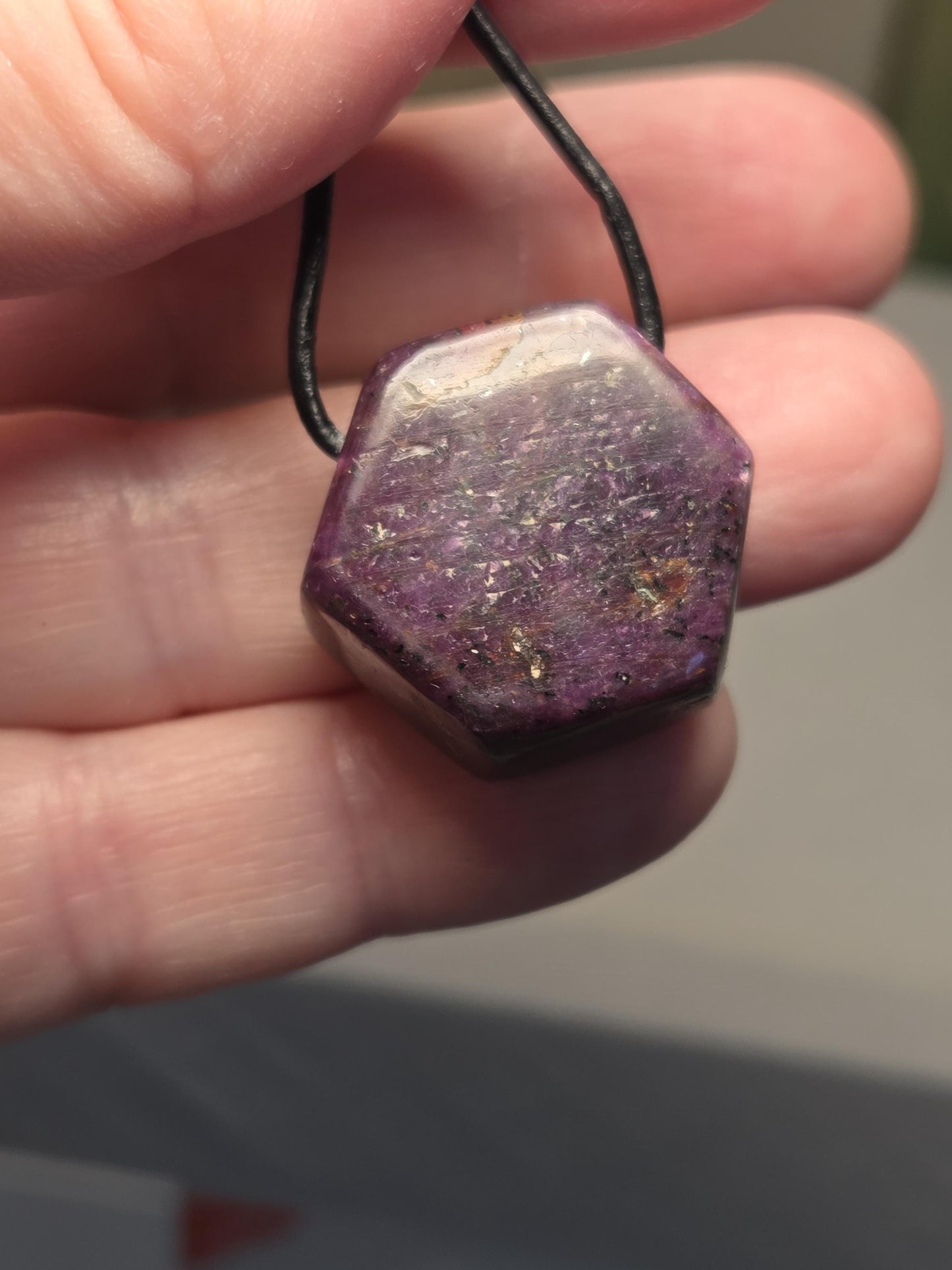 Rubin Kristall sechseckig Anhänger, Ruby pedants , 22 x 24 x 14 mm, gebohrt, an verstellbarem Lederband