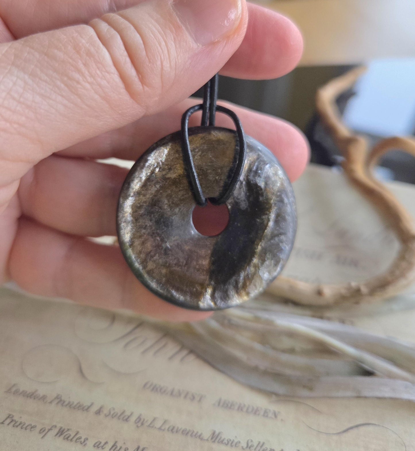 Selten! Muskovit in Biotit und Schwarz Glimmerschiefer Anhänger Donut, 40 x 5 mm, an verstellbarem Lederband