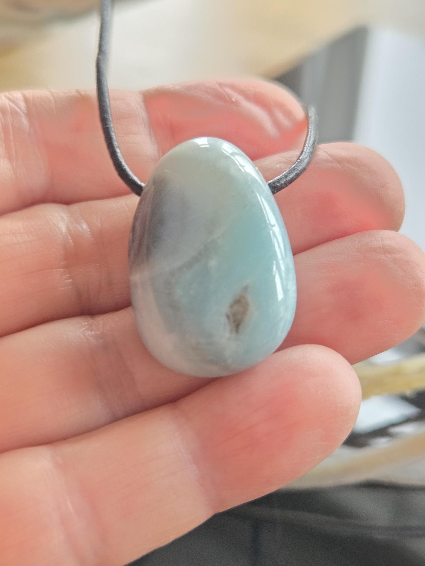 Andenopal hellblau grau Opal aus Peru, Anhänger, 31 x 21 x 11 mm, gebohrt, an verstellbarem Lederband