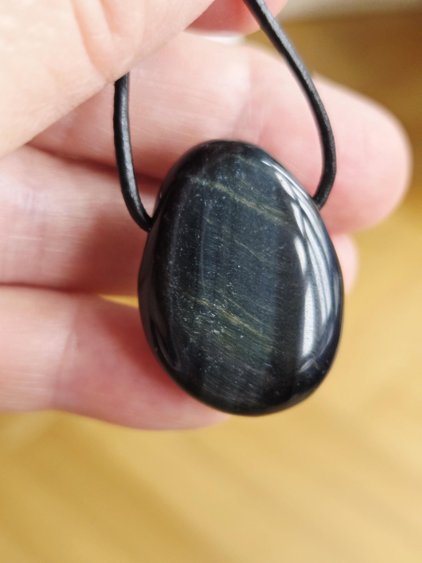 Falkenauge Tigerauge blau Anhänger, 30 x 21 x 10 mm, gebohrt, an verstellbarem Lederband