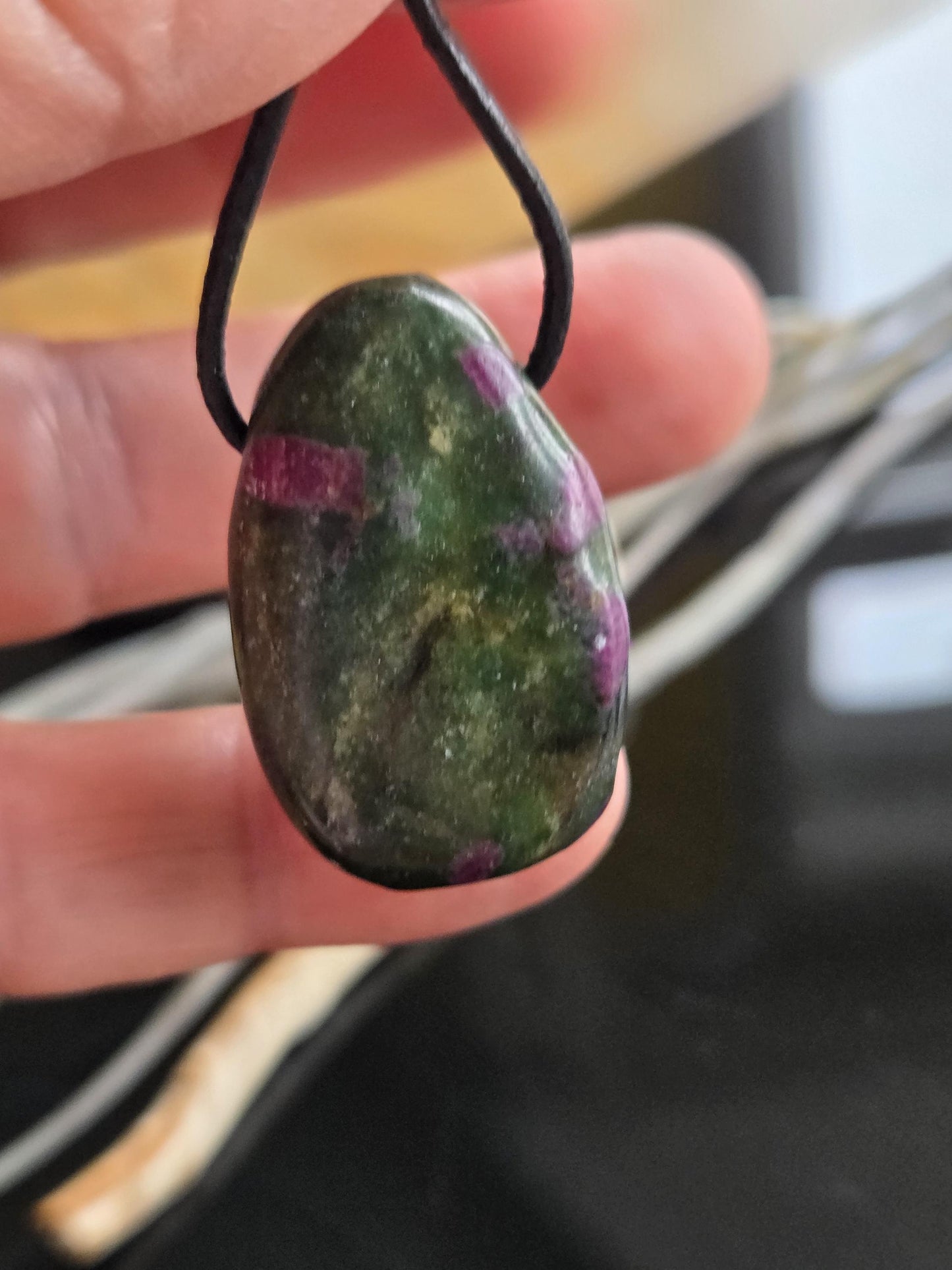 Rubin in Fuchsit Anhänger, 30 x 20 x 10 mm, gebohrt, an verstellbarem Lederband