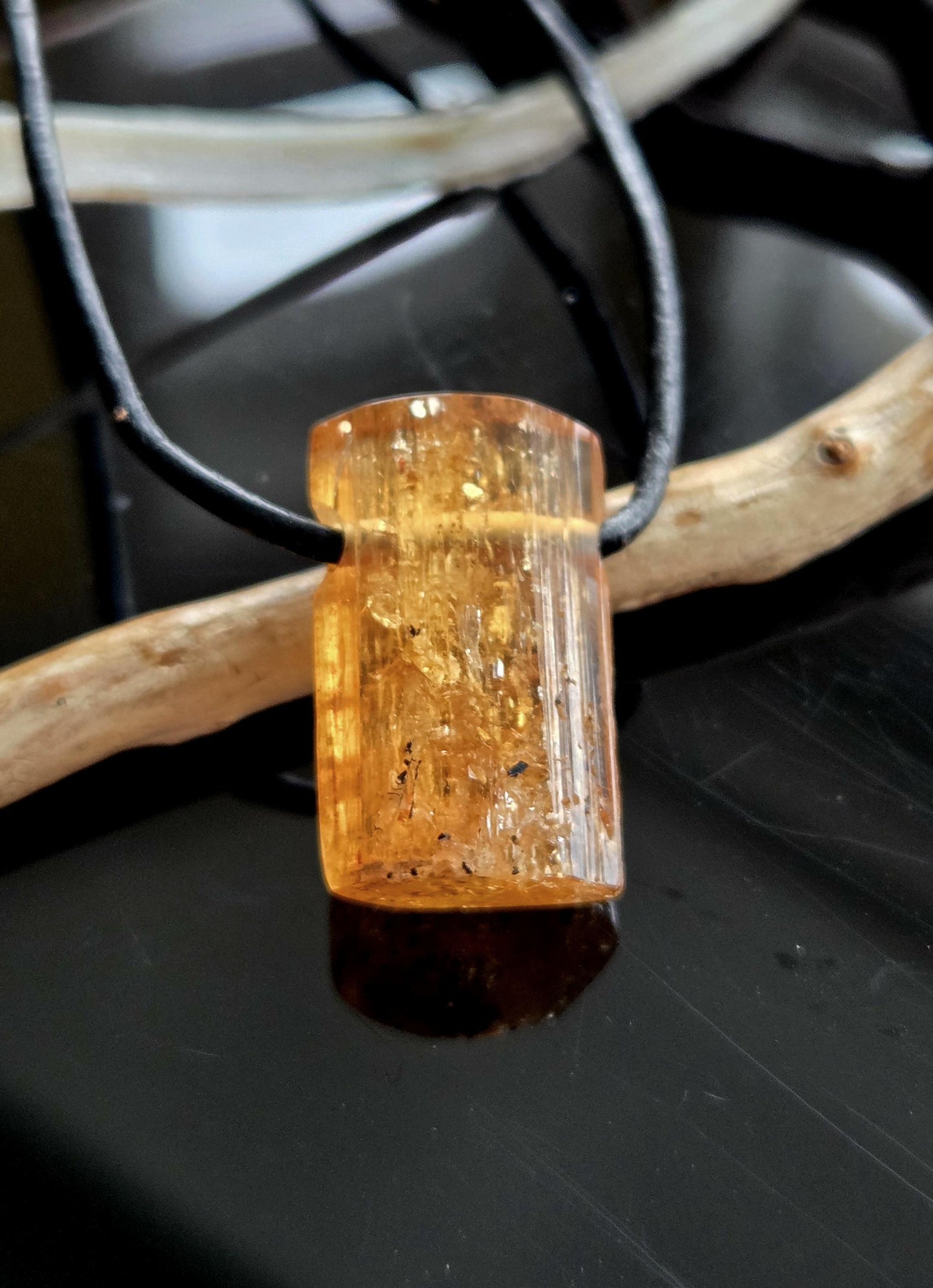 Traumhafter Imperial Topas Kaiser Topas Goldtopas Rohstein Anhänger, 23 x 14 x 9 mm, an verstellbarem Lederband, 5,87 g., 29,35 ct.