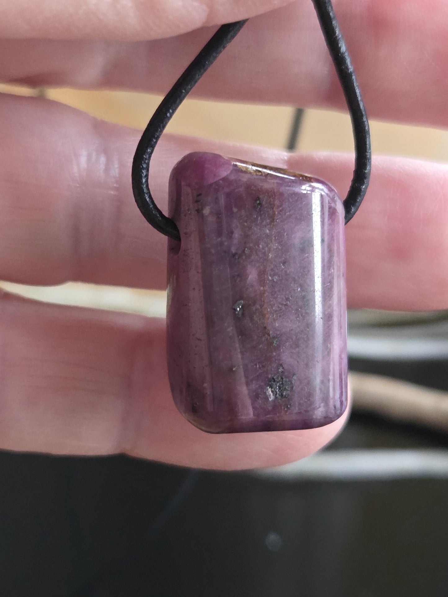 Magischer Rubin Kristall Vollstein Anhänger, 25 x 17 x 12 mm, gebohrt, an verstellbarem Lederband