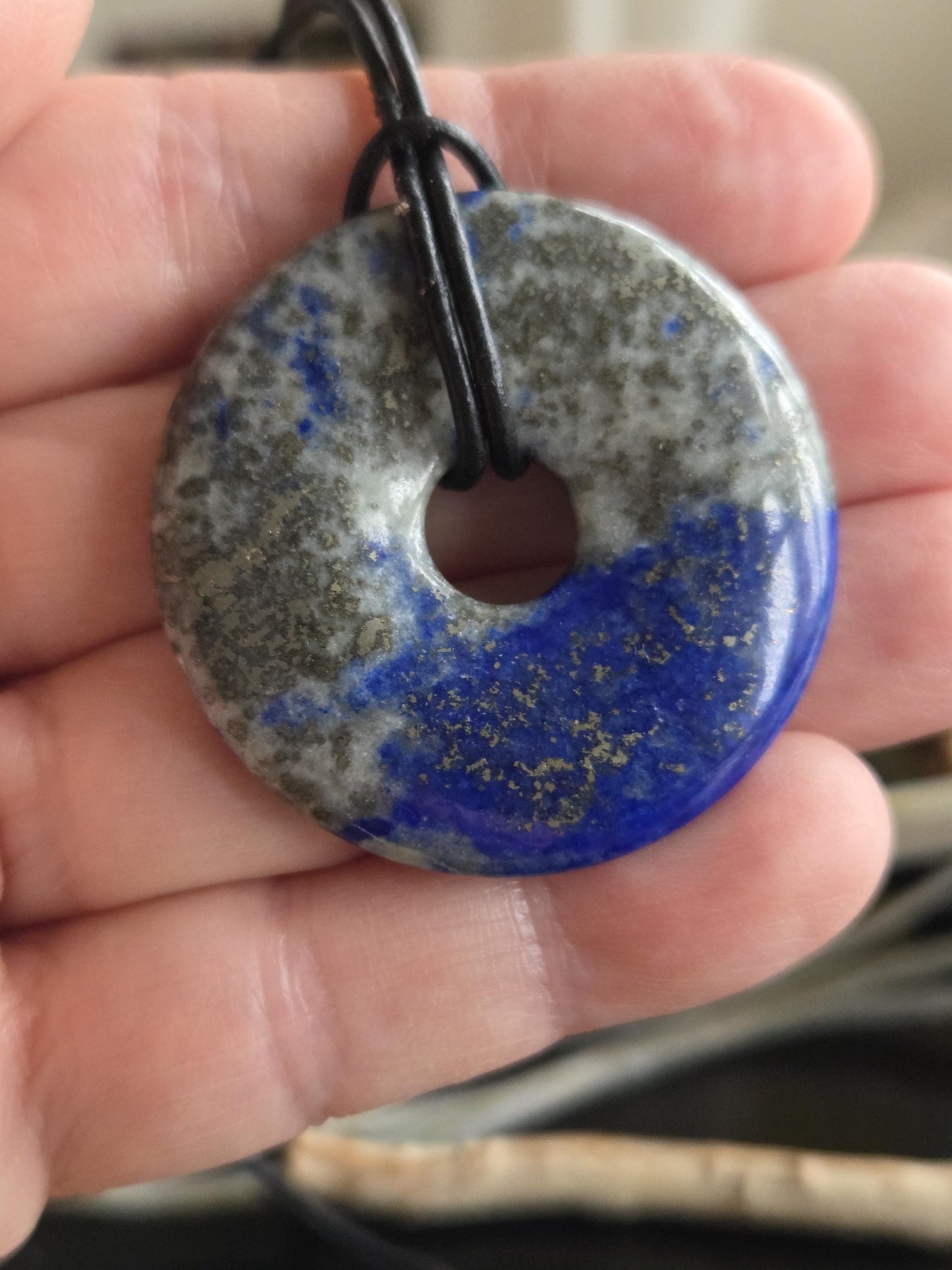 Lapislazuli Lapis Lazuli Donut groß, Anhänger, Stein der Engel, 40 x 40 x 5 mm, gebohrt, an verstellbarem Lederband