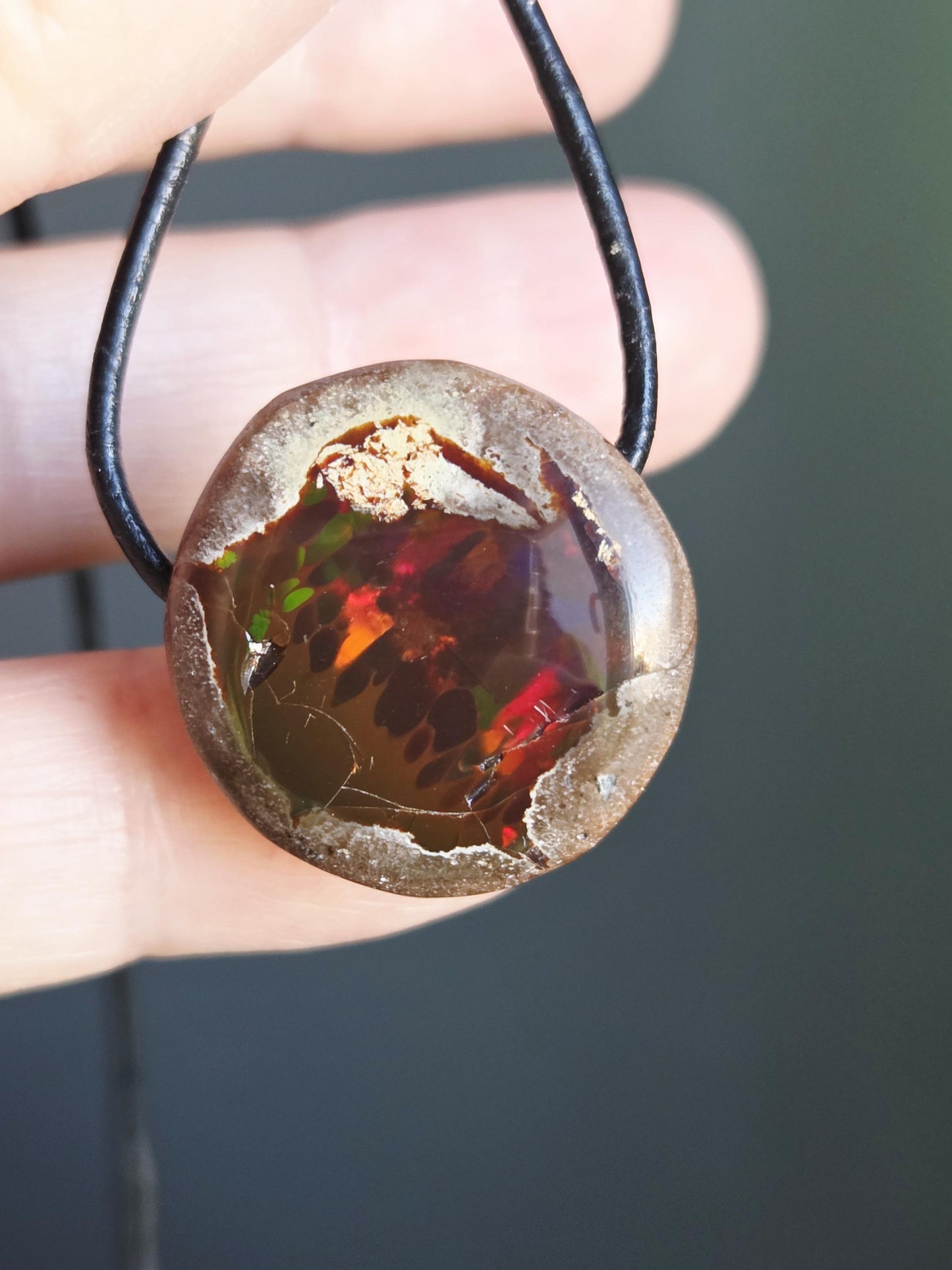 Magischer Schokoladen Opal, rot gelb grün flashfire, Yira Gebirge Mezezo, Anhänger, 23 x 23 x 11 mm, gebohrt, an verstellbarem Lederband