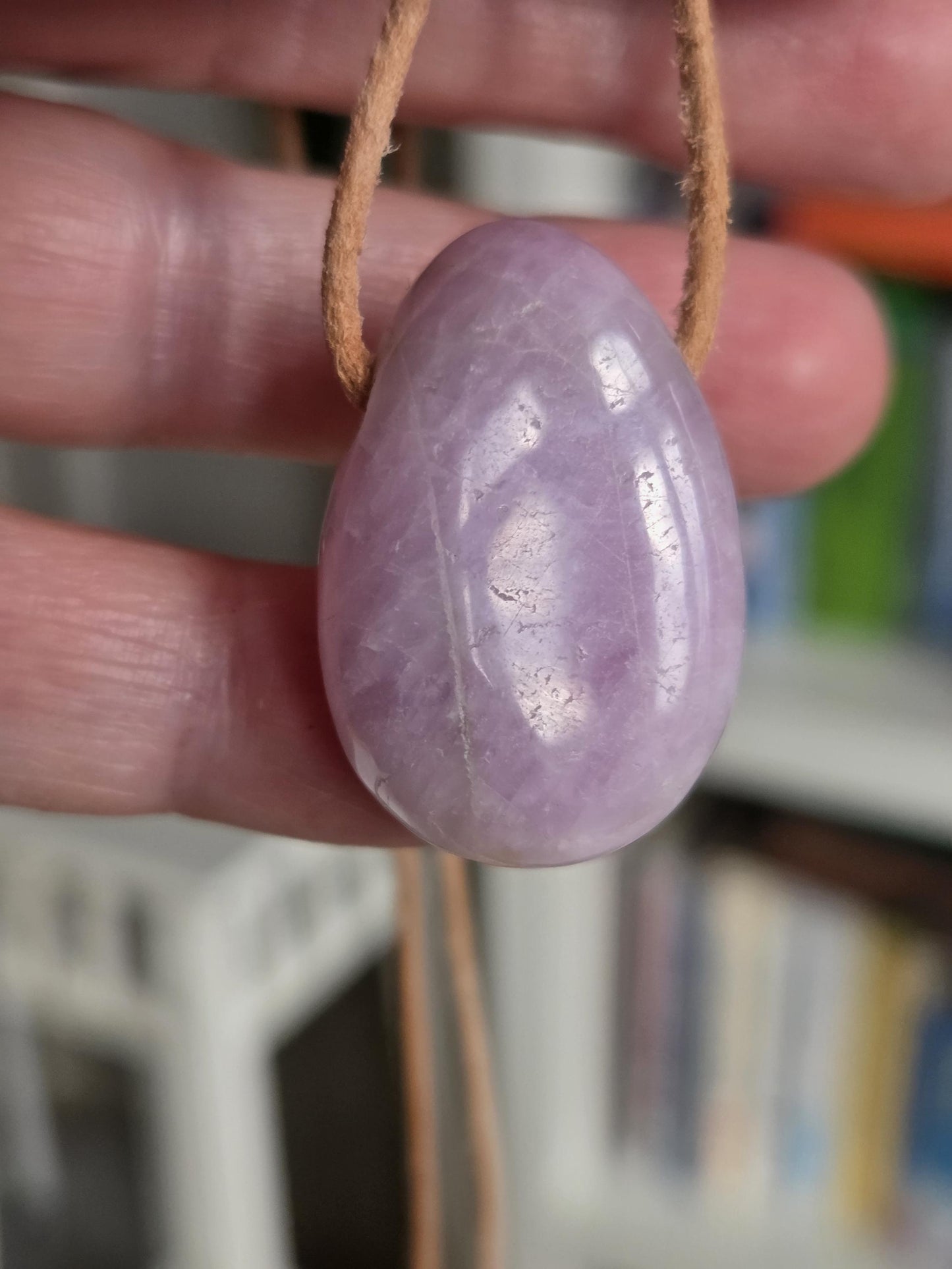 Kunzit Kristall, Anhänger, 32 x 22 x 10 mm, gebohrt, an verstellbarem Lederband